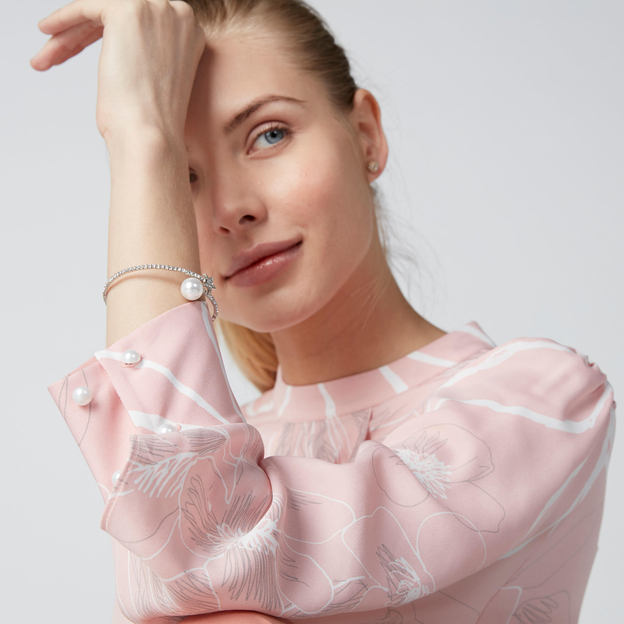 بلوزة بياقة عالية وتفاصيل لؤلؤ وطبعات-women-clothing-shirtsandblouses-blouses-image-1