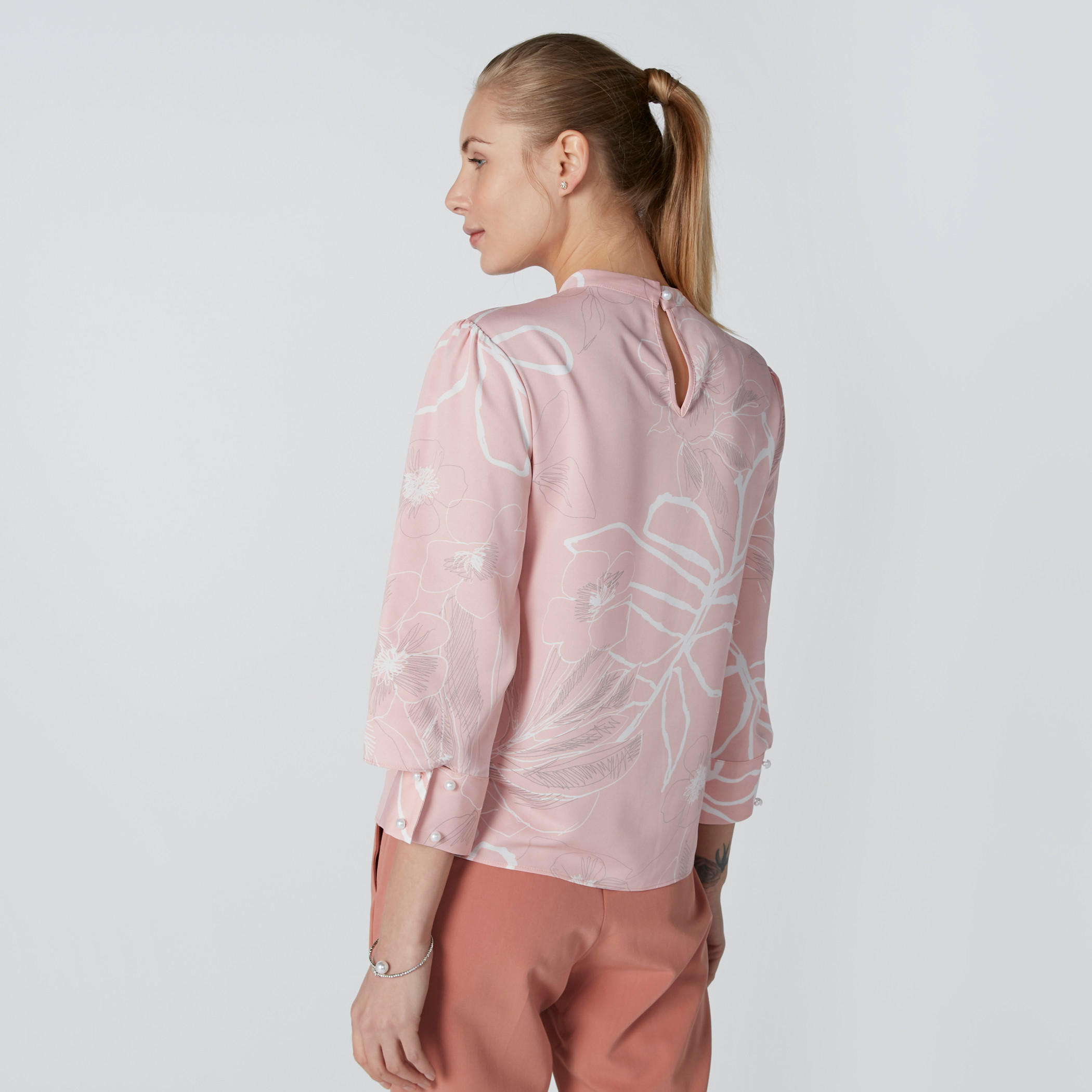 بلوزة بياقة عالية وتفاصيل لؤلؤ وطبعات-women-clothing-shirtsandblouses-blouses-image-2
