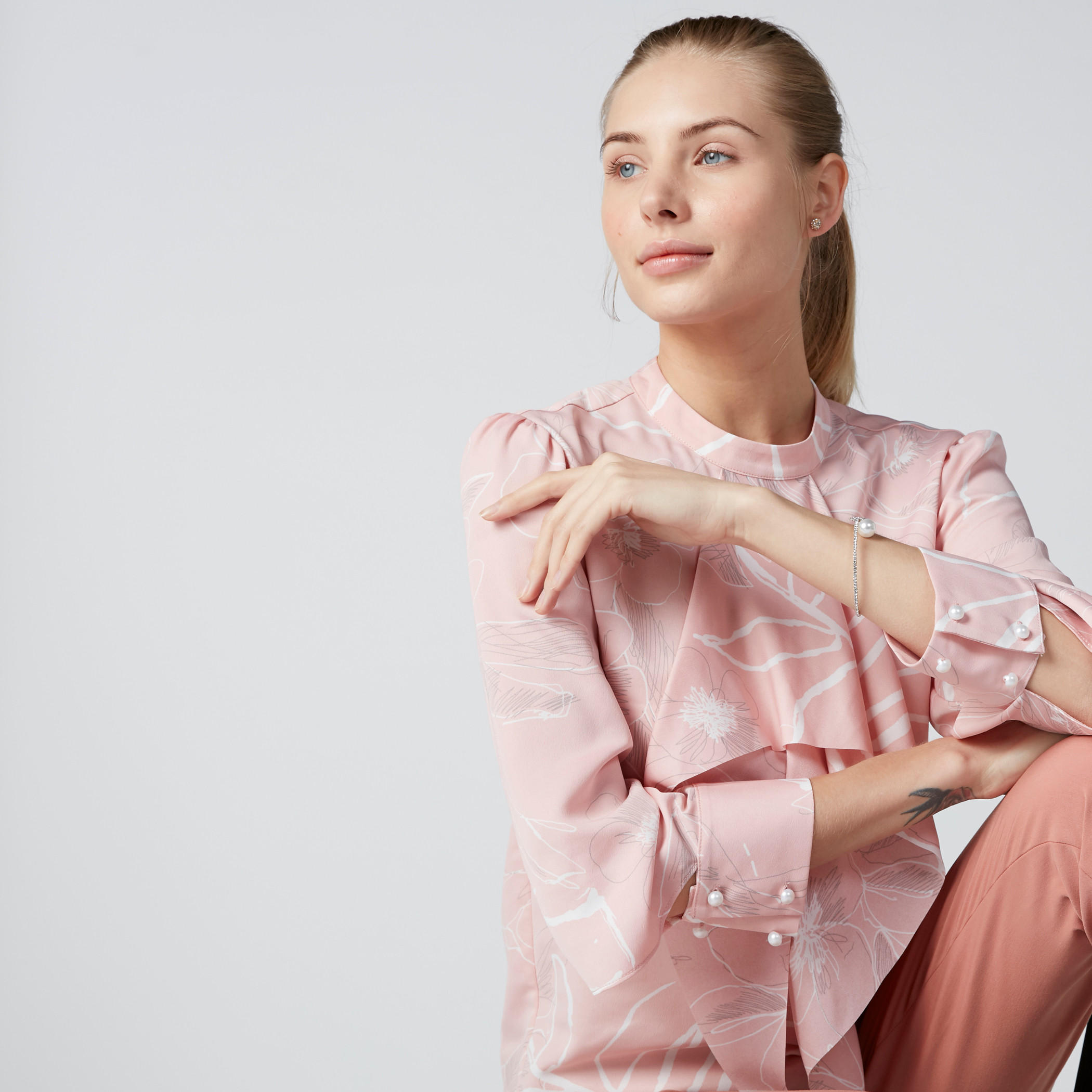 بلوزة بياقة عالية وتفاصيل لؤلؤ وطبعات-women-clothing-shirtsandblouses-blouses-image-3