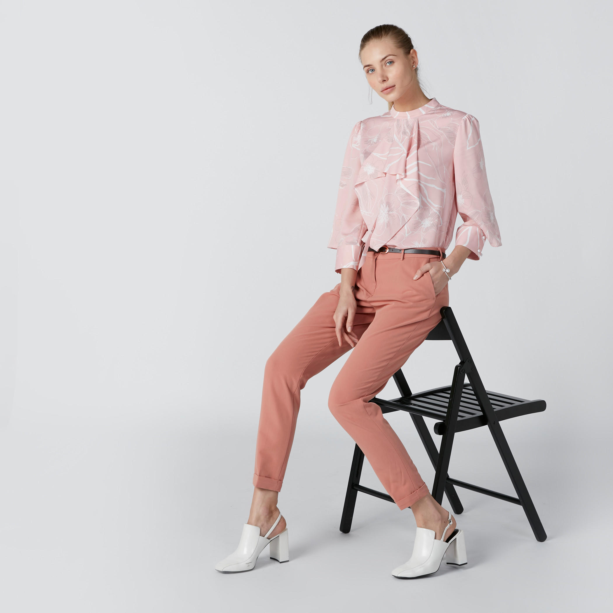 بلوزة بياقة عالية وتفاصيل لؤلؤ وطبعات-women-clothing-shirtsandblouses-blouses-image-4