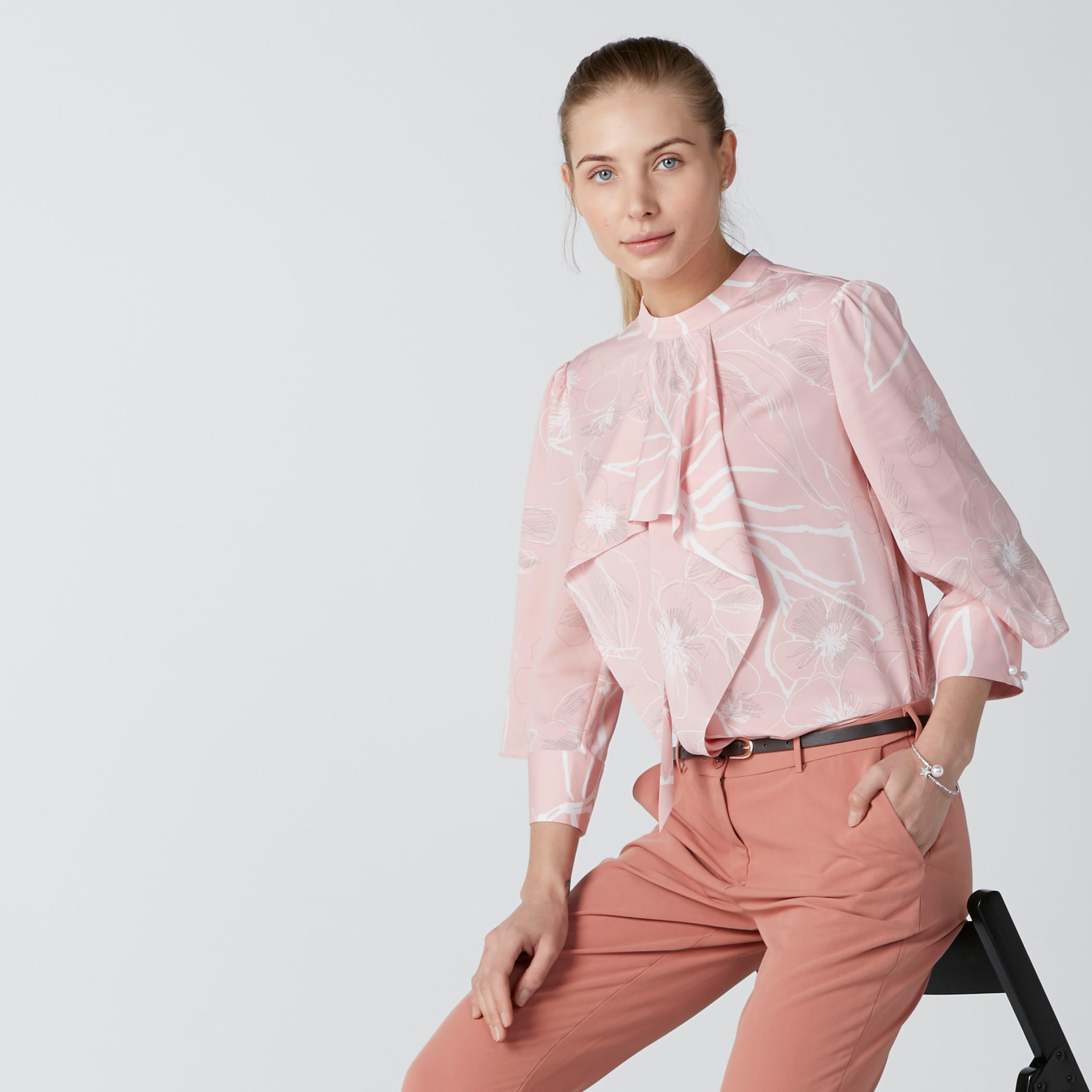 بلوزة بياقة عالية وتفاصيل لؤلؤ وطبعات-women-clothing-shirtsandblouses-blouses-image-5