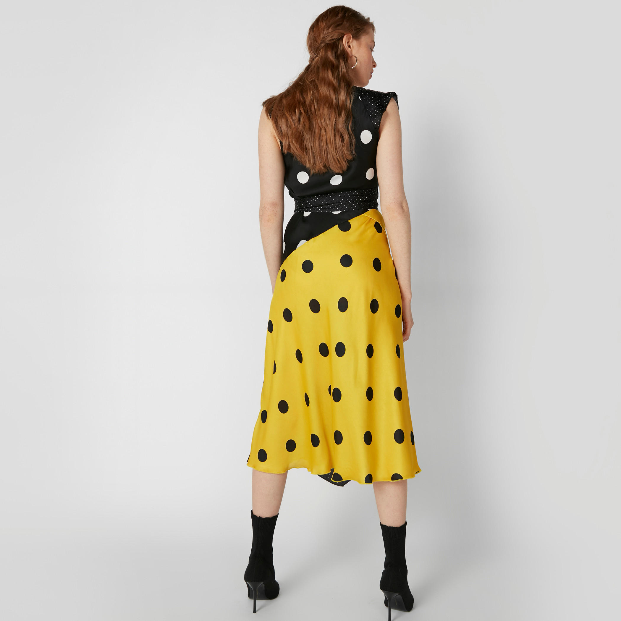 فستان متوسط الطول دون أكمام بحوّاف غير مستويّة وطبعات منقّطة-women-clothing-dresses-image-2