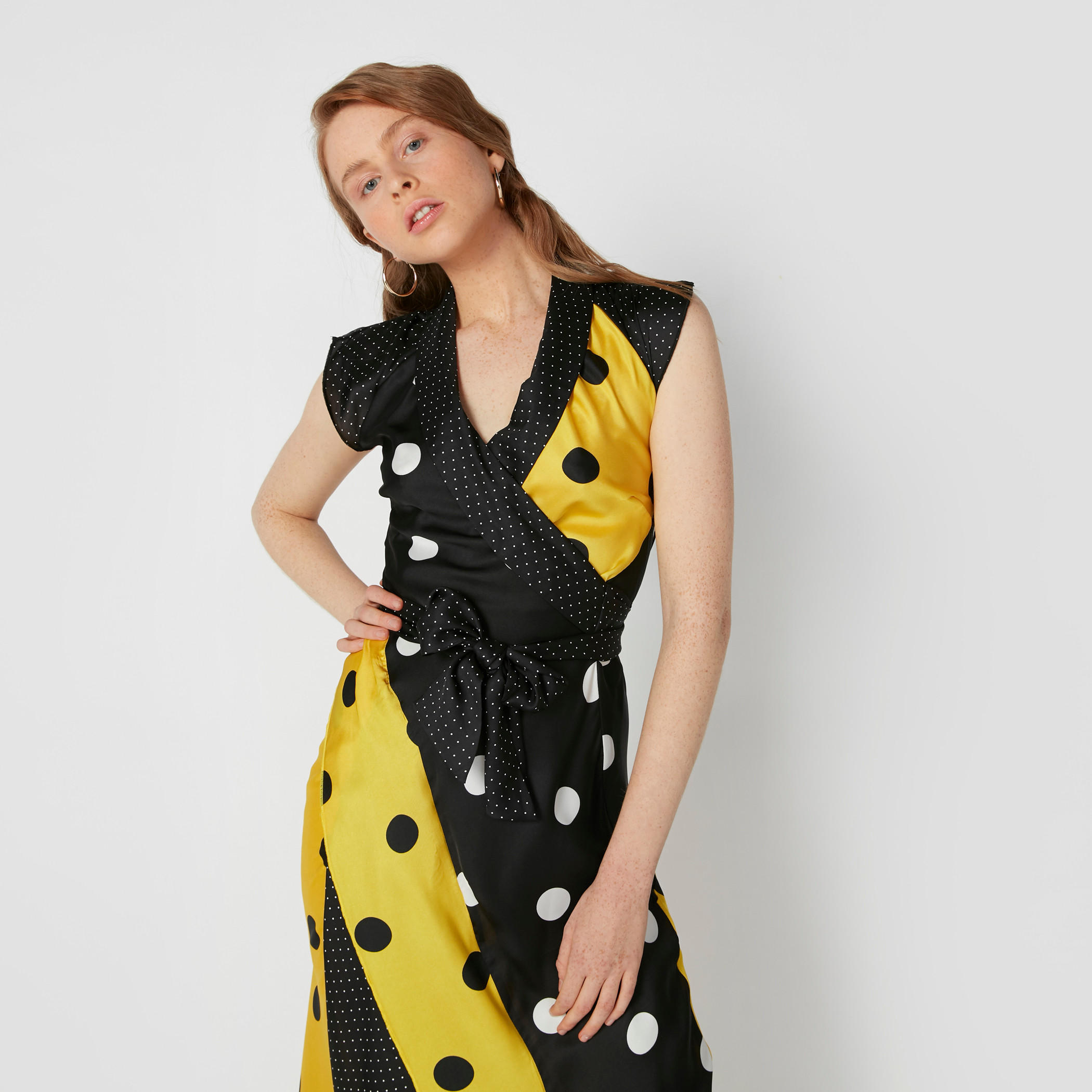 فستان متوسط الطول دون أكمام بحوّاف غير مستويّة وطبعات منقّطة-women-clothing-dresses-image-5