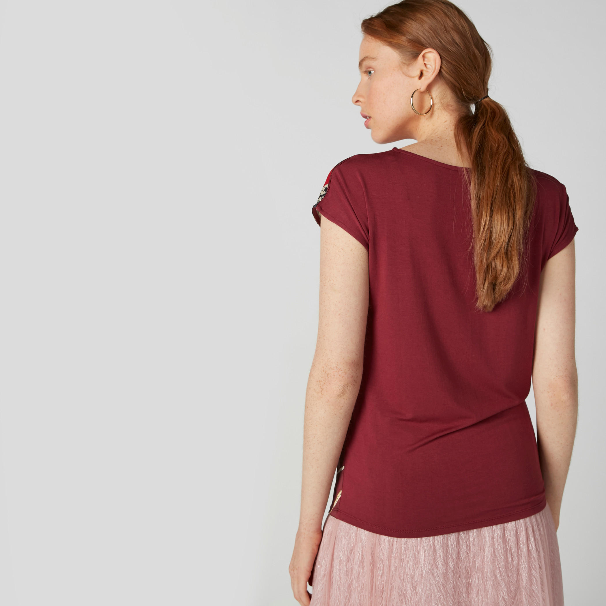 بلوزة بياقة مستديرة وأكمام كاب وطبعات-women-clothing-tshirts-image-3