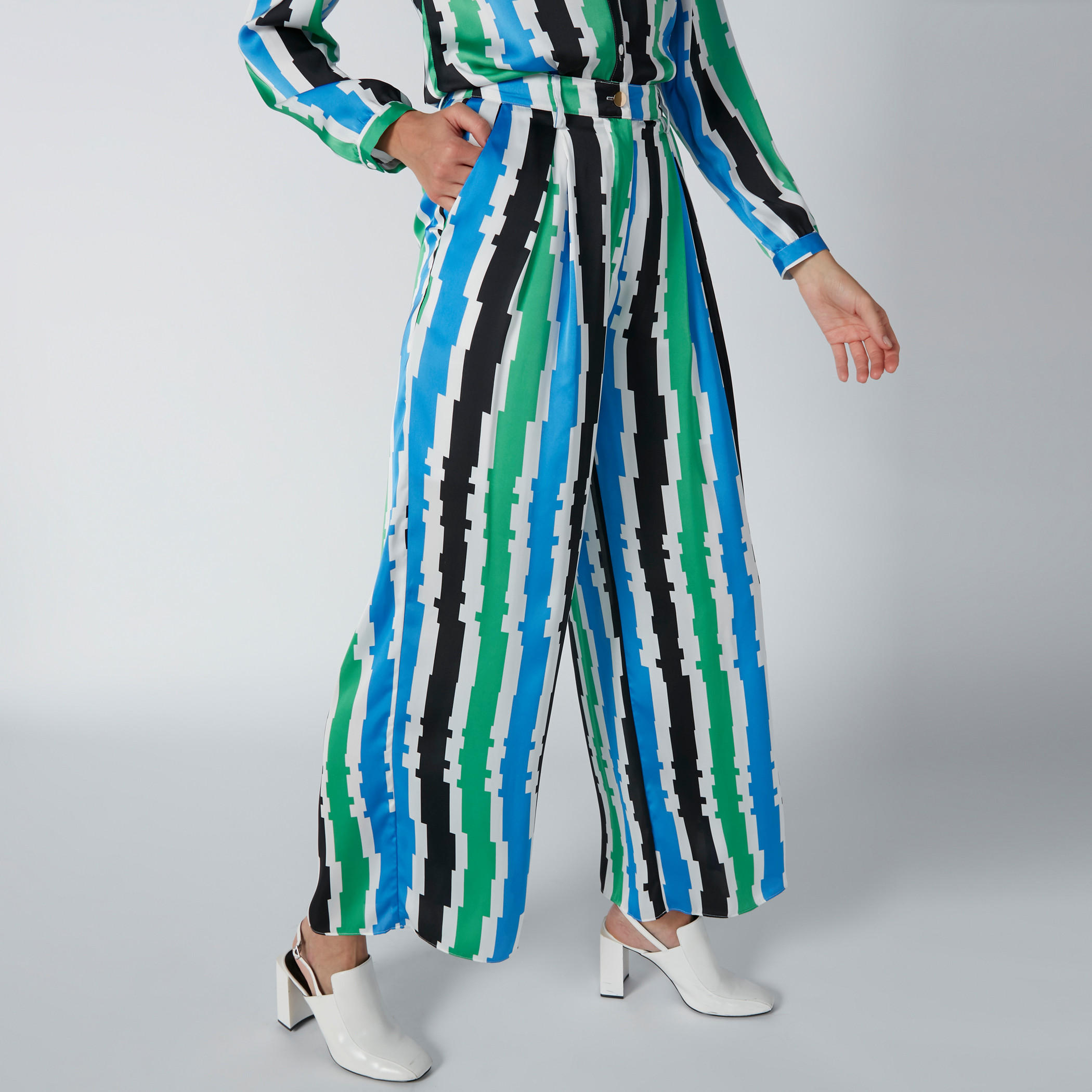 بنطال بالازو مقلّم بزر إغلاق وجيوب-women-clothing-bottoms-trousers-image-1