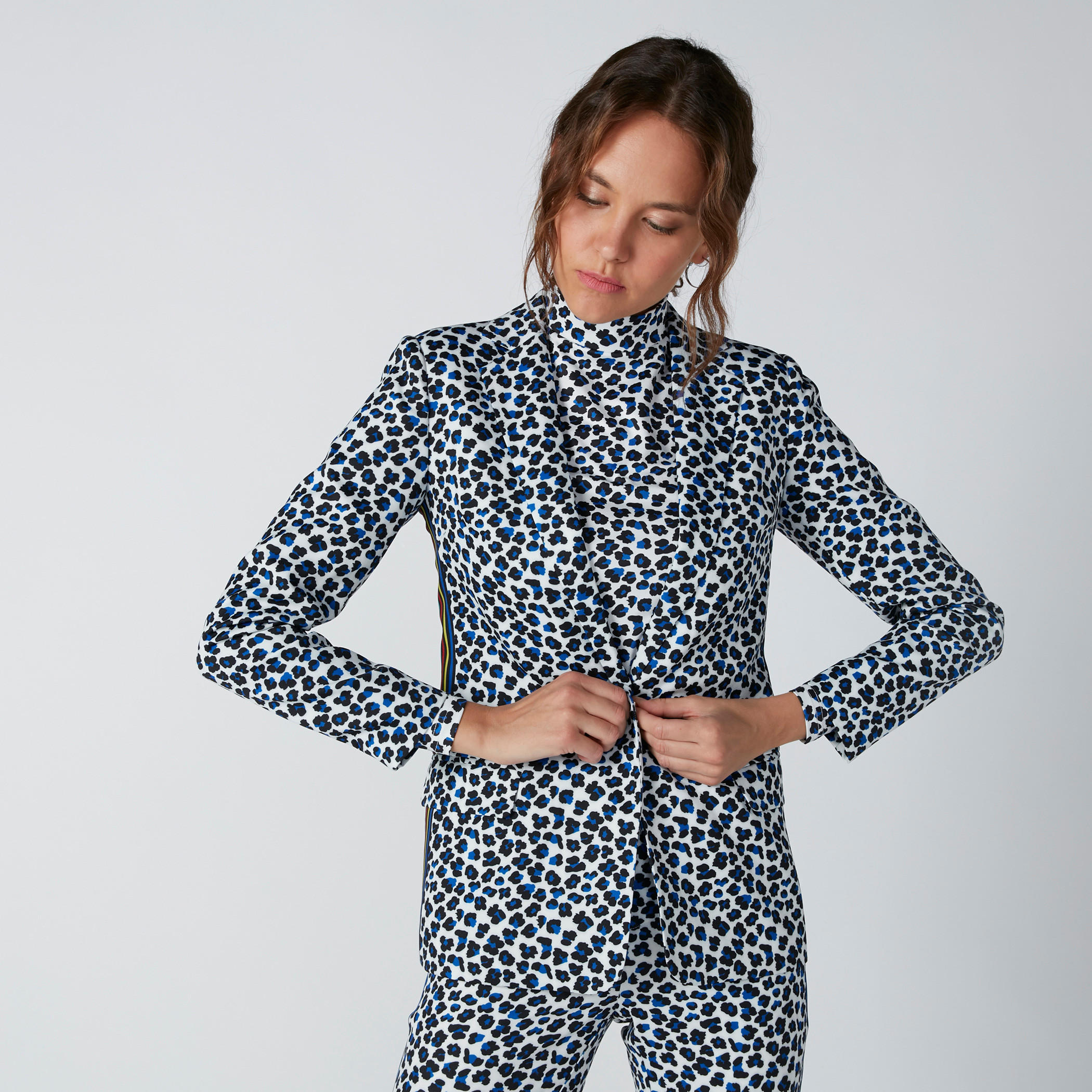 بليزر بشريطة جانبية وطبعات-women-clothing-coatsandjackets-blazers-image-3