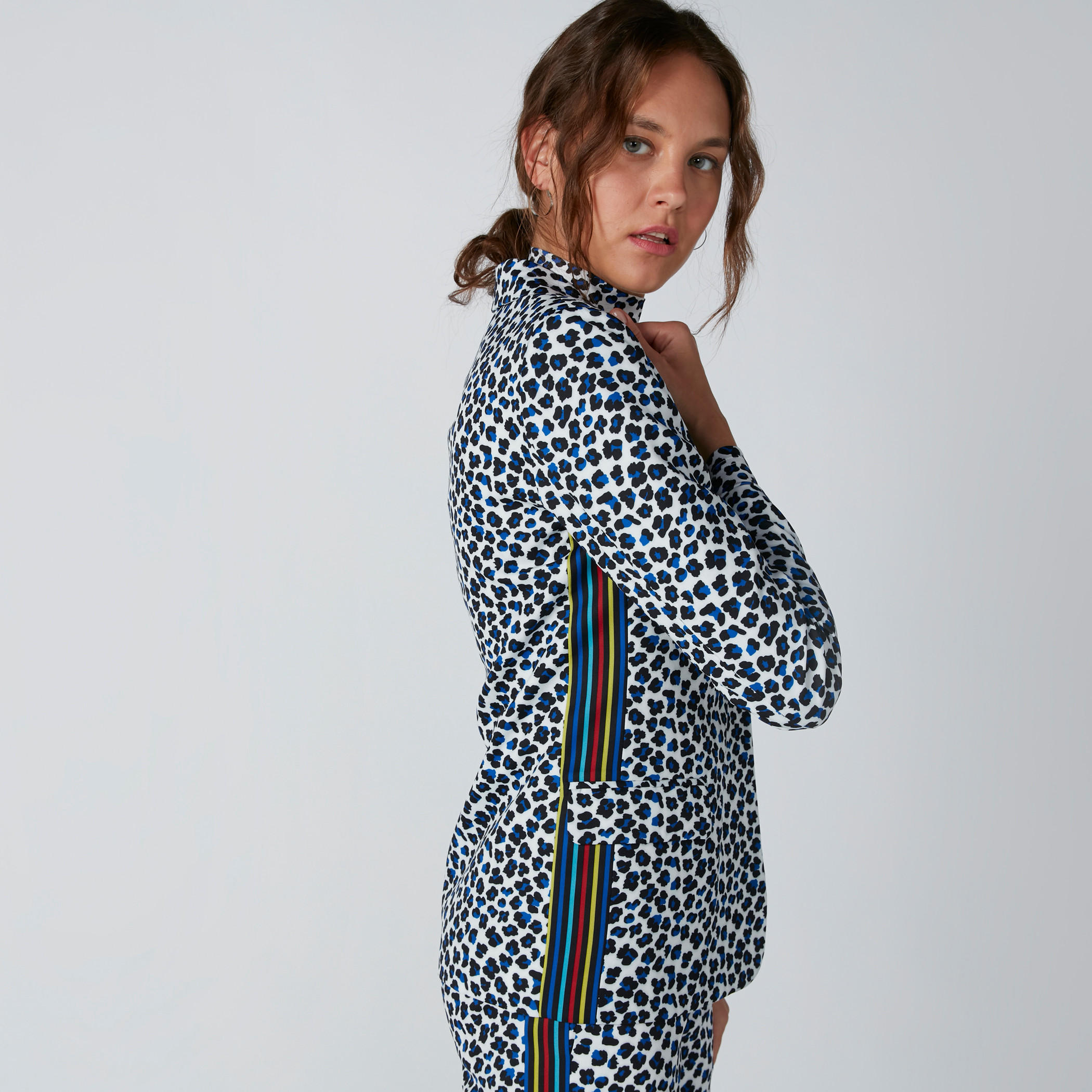 بليزر بشريطة جانبية وطبعات-women-clothing-coatsandjackets-blazers-image-4