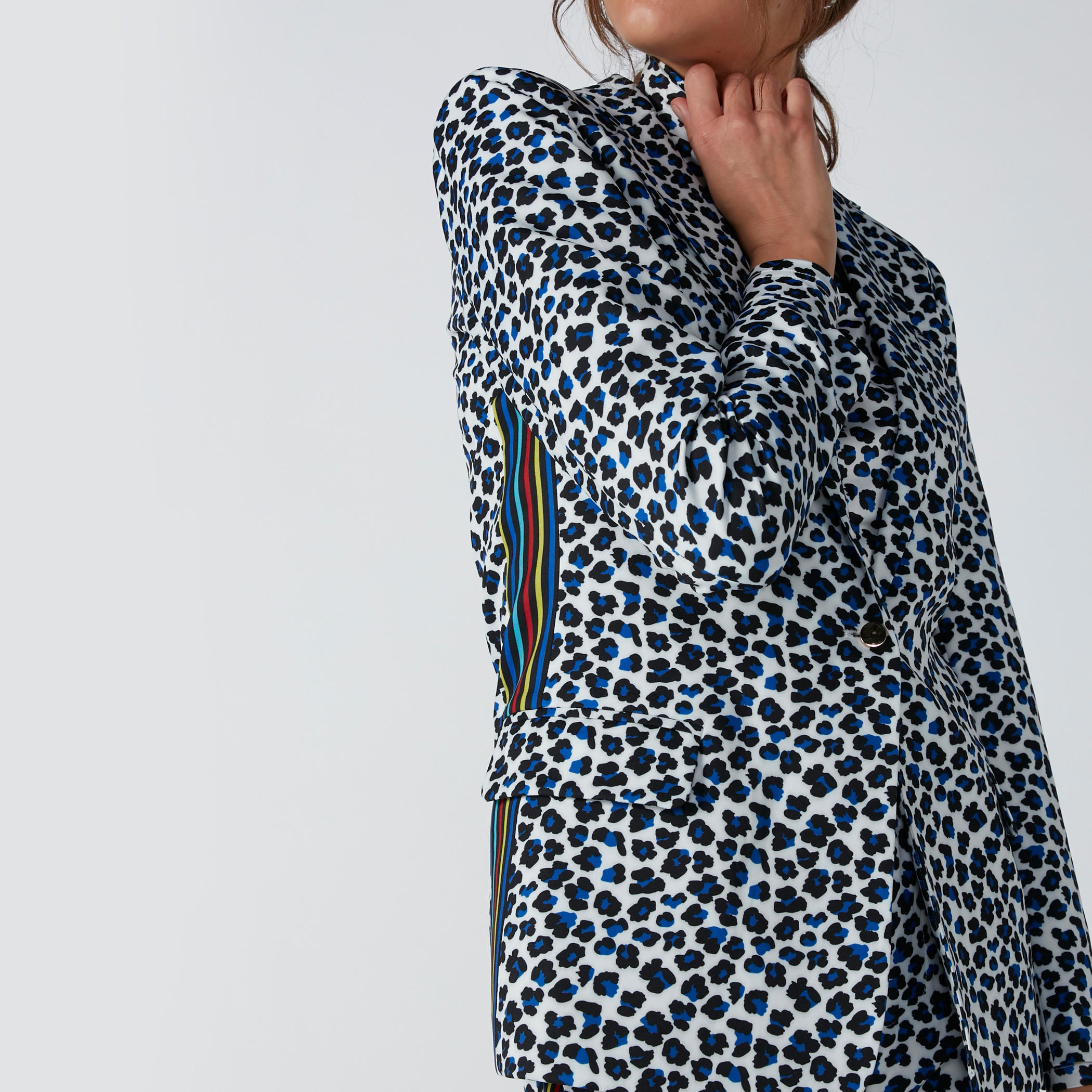 بليزر بشريطة جانبية وطبعات-women-clothing-coatsandjackets-blazers-image-5
