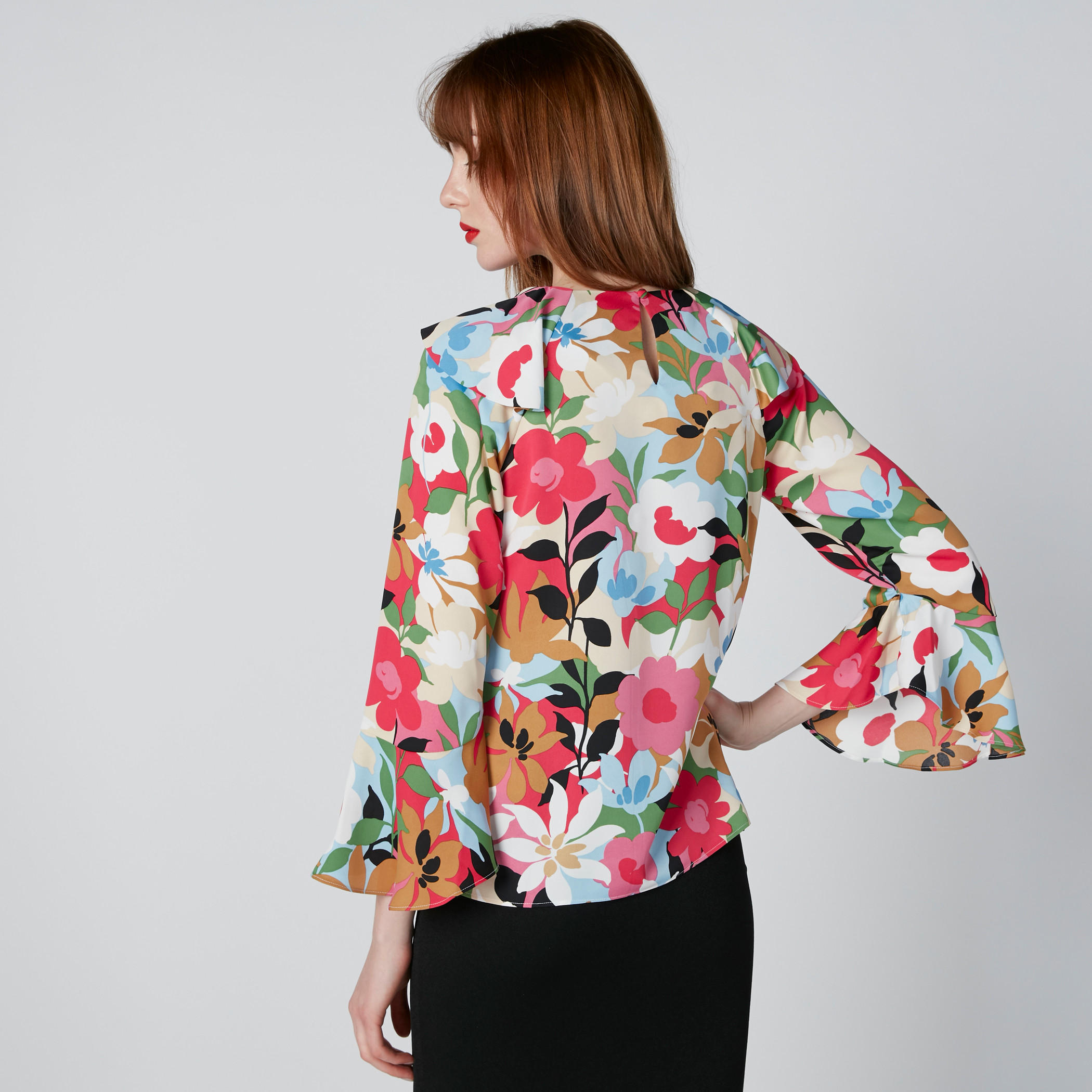 بلوزة بأكمام واسعة وتفاصيل كشكش وطبعات زهرية-women-clothing-shirtsandblouses-blouses-image-2
