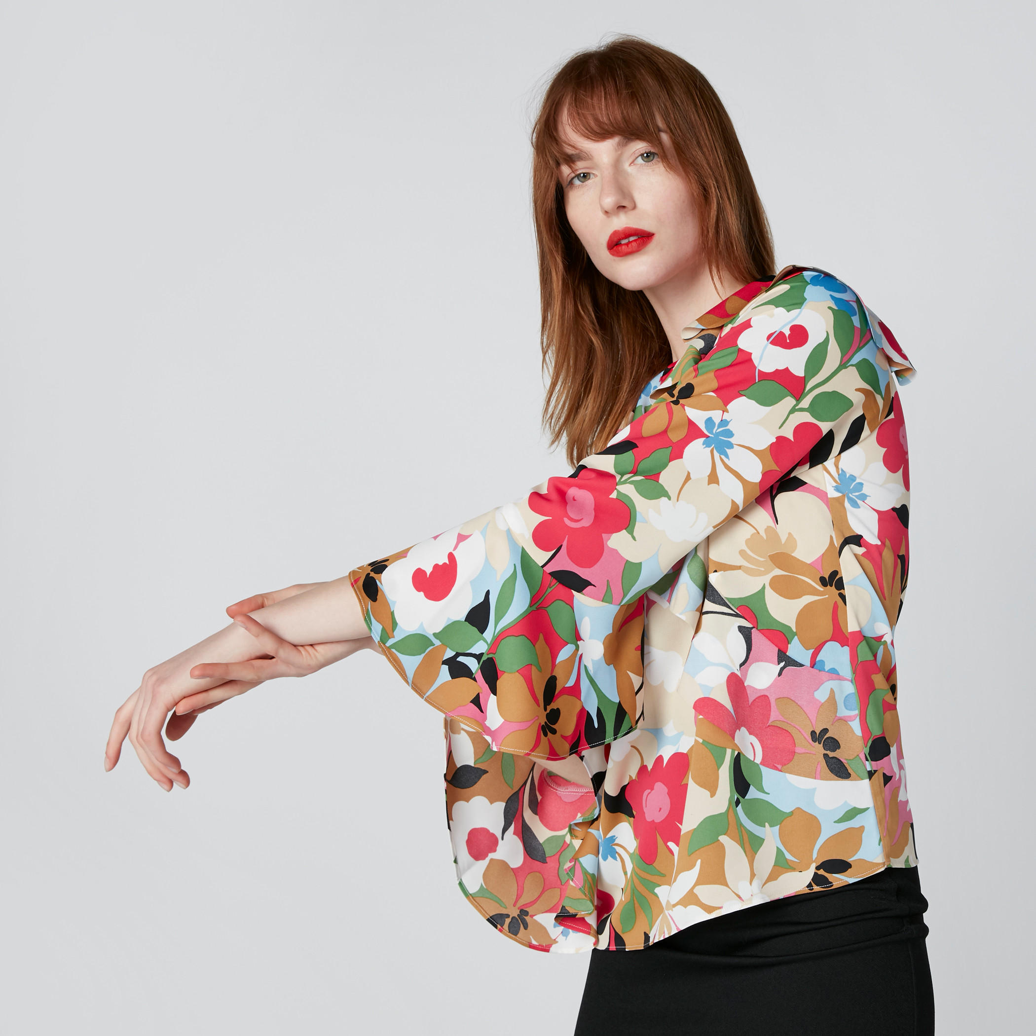 بلوزة بأكمام واسعة وتفاصيل كشكش وطبعات زهرية-women-clothing-shirtsandblouses-blouses-image-5