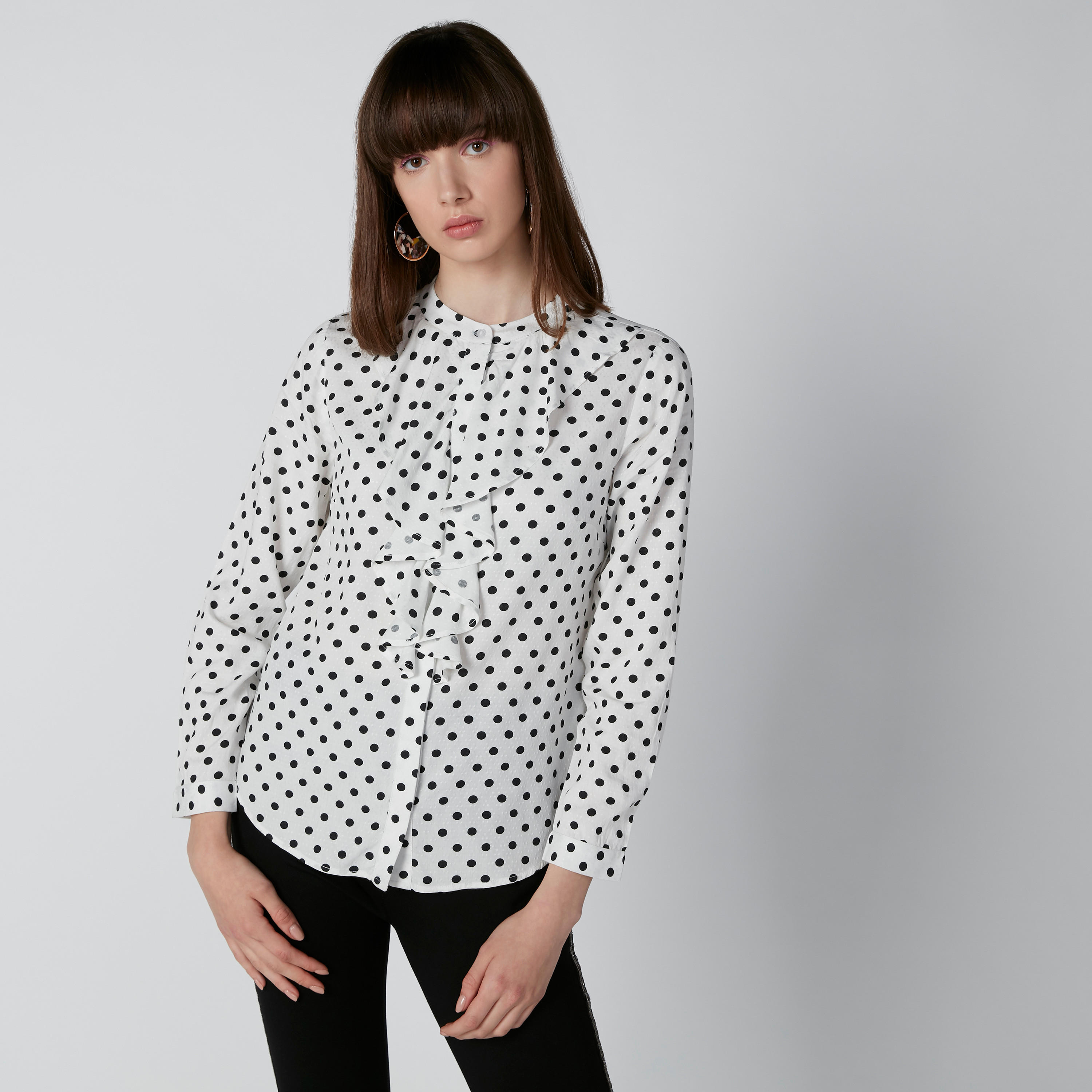 قميص بياقة ماندارين وتفاصيل كشكش وطبعات منقطّة-women-clothing-shirtsandblouses-shirts-image-4