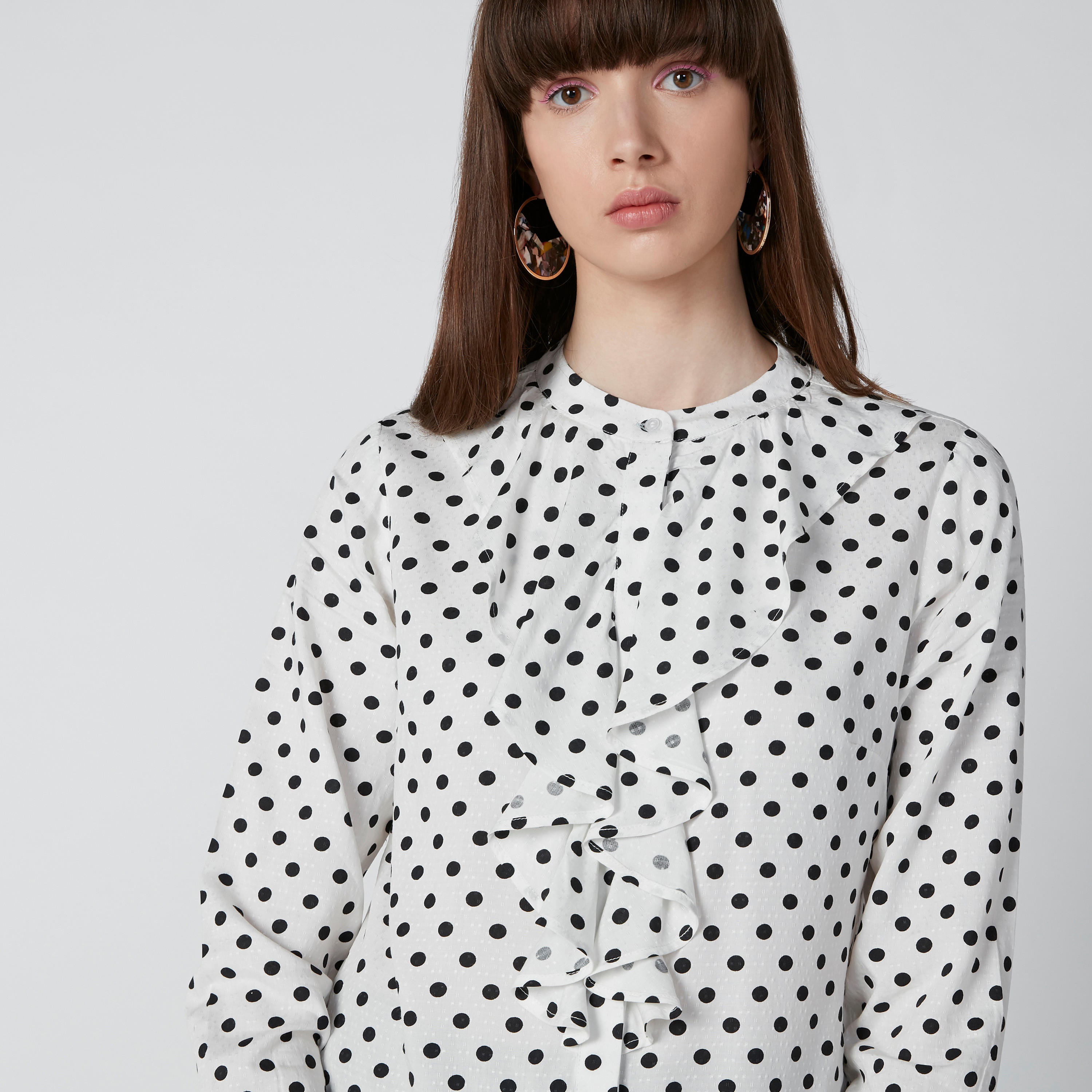 قميص بياقة ماندارين وتفاصيل كشكش وطبعات منقطّة-women-clothing-shirtsandblouses-shirts-image-5