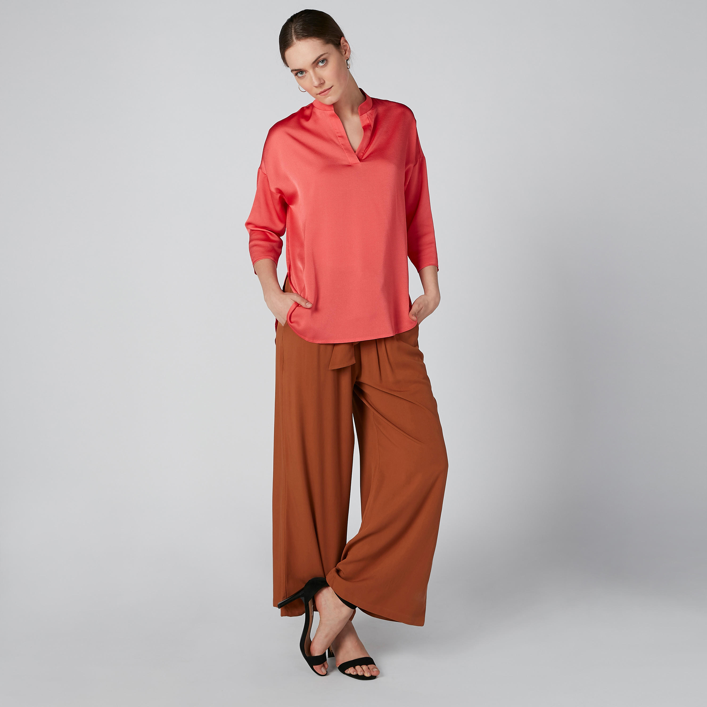 بلوزة سادة بياقة V وأكتاف منسدلة وحوّاف غير مستوية-women-clothing-shirtsandblouses-blouses-image-4
