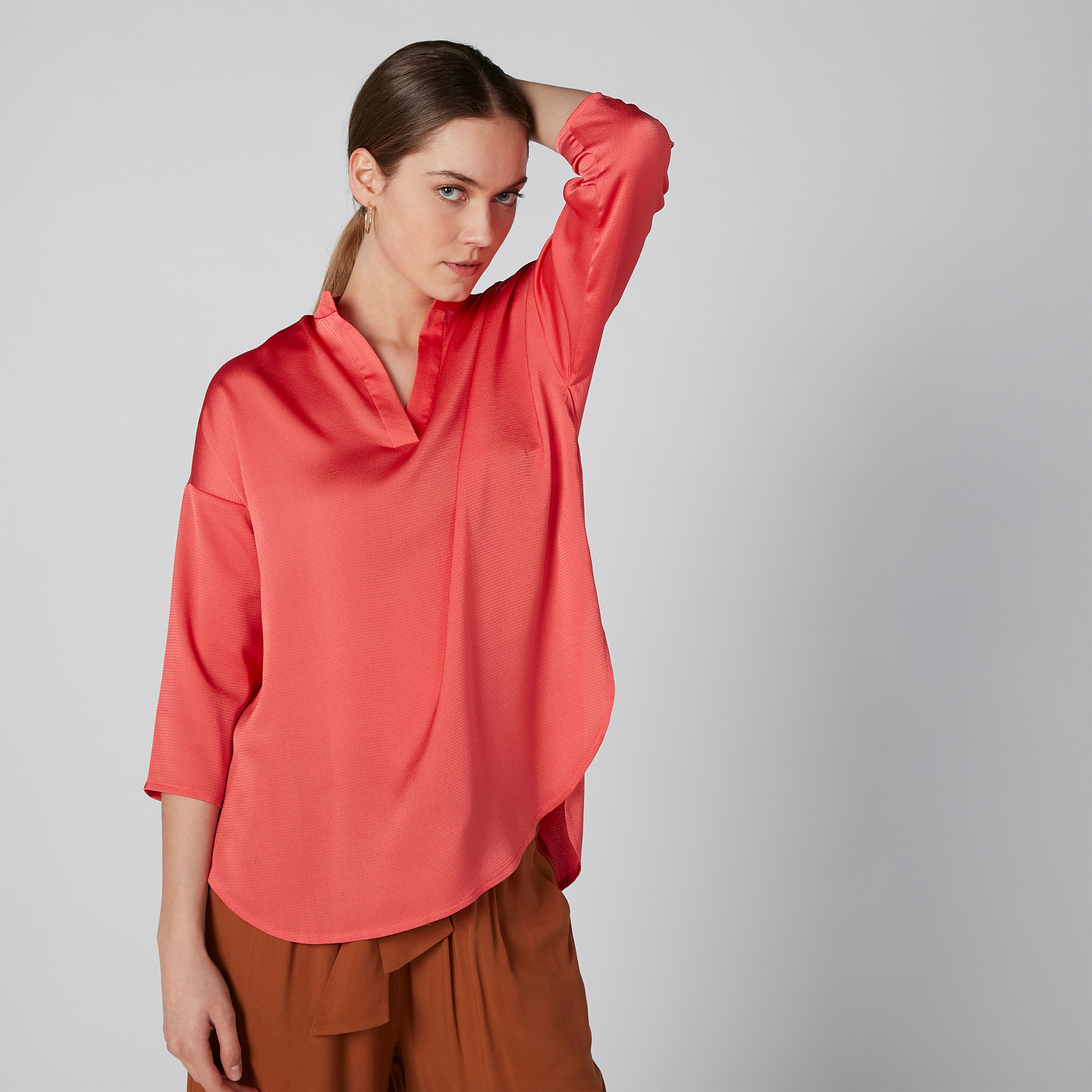 بلوزة سادة بياقة V وأكتاف منسدلة وحوّاف غير مستوية-women-clothing-shirtsandblouses-blouses-image-3