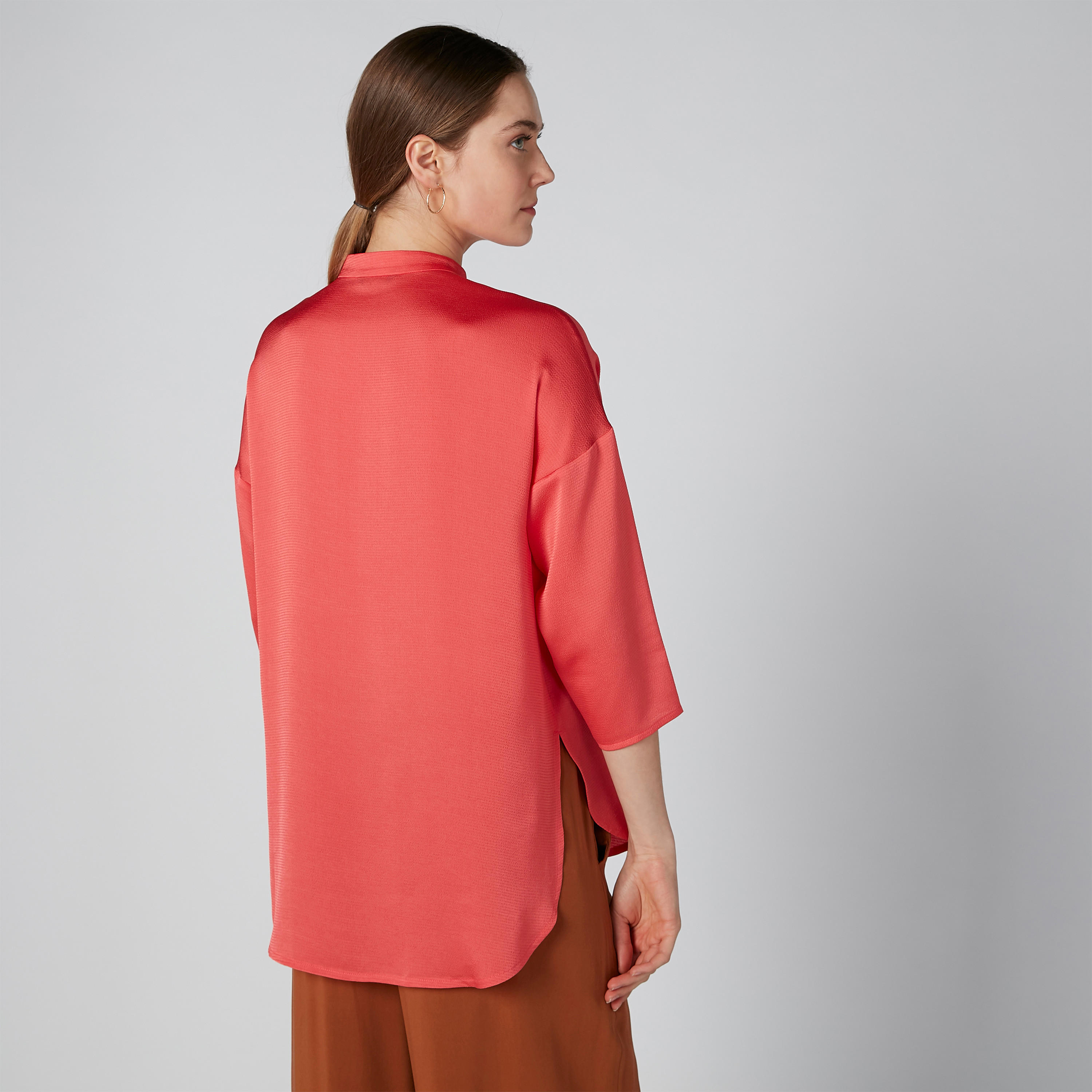 بلوزة سادة بياقة V وأكتاف منسدلة وحوّاف غير مستوية-women-clothing-shirtsandblouses-blouses-image-2
