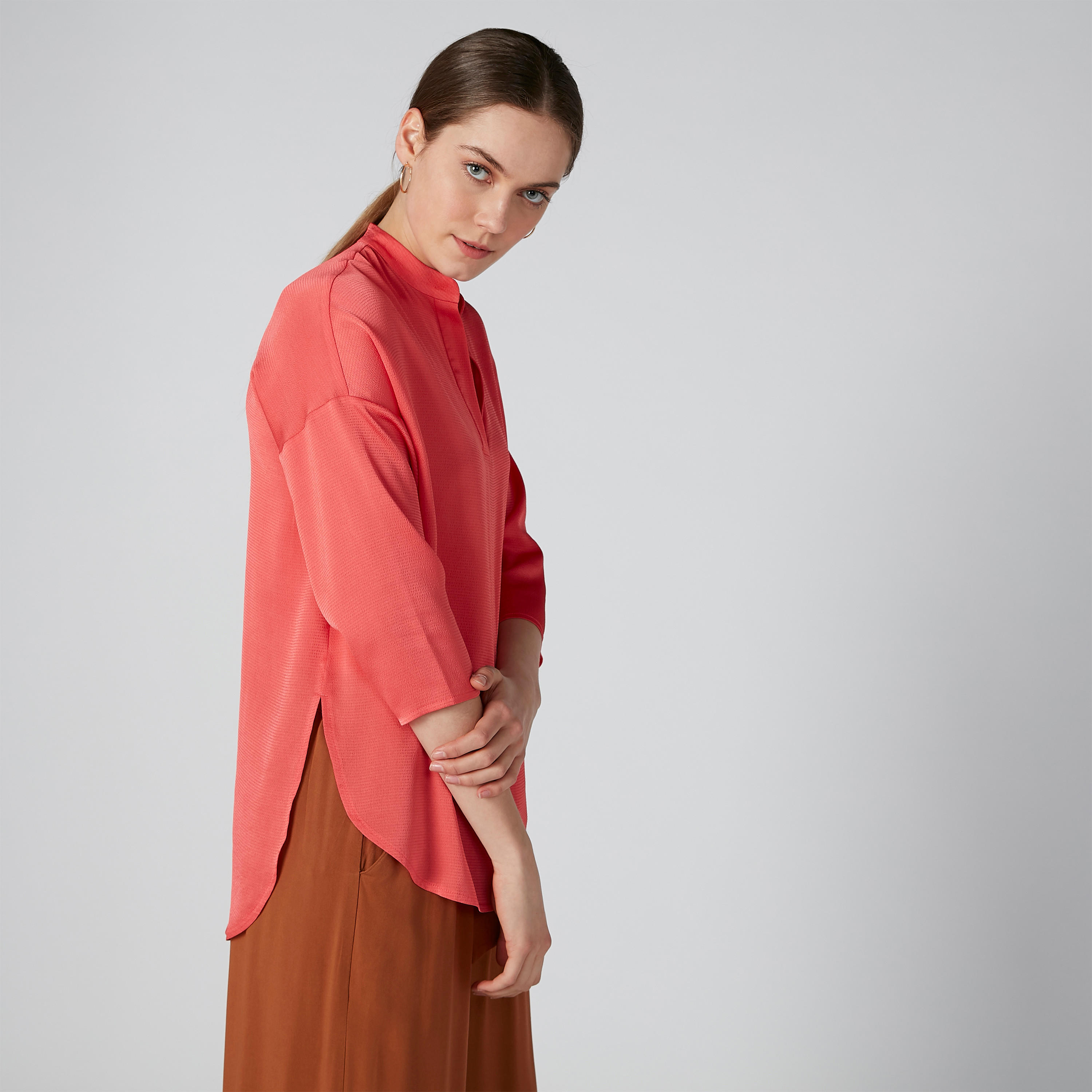 بلوزة سادة بياقة V وأكتاف منسدلة وحوّاف غير مستوية-women-clothing-shirtsandblouses-blouses-image-1