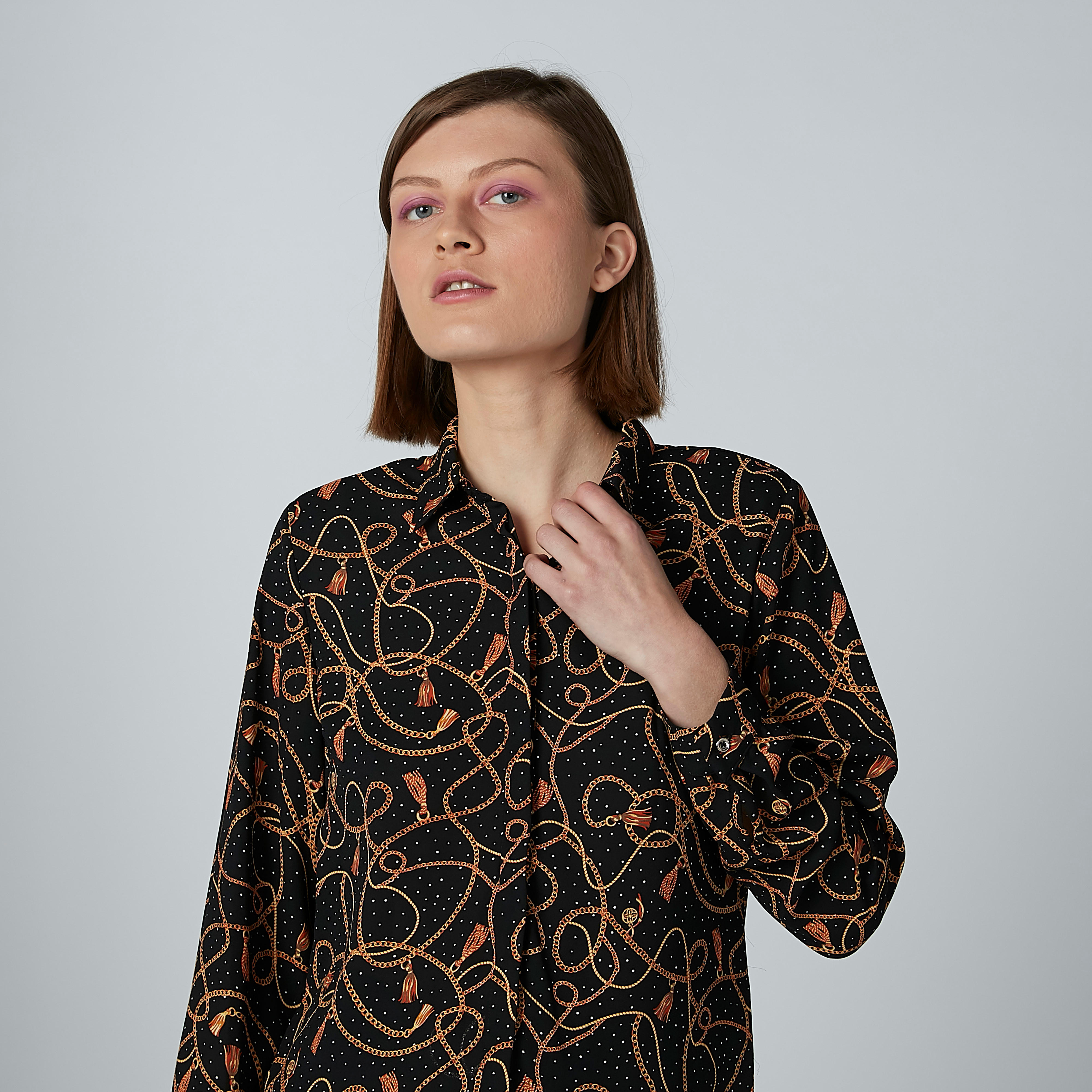 قميص بأكمام طويلة وياقة واسعة وطبعات-women-clothing-shirtsandblouses-shirts-image-2
