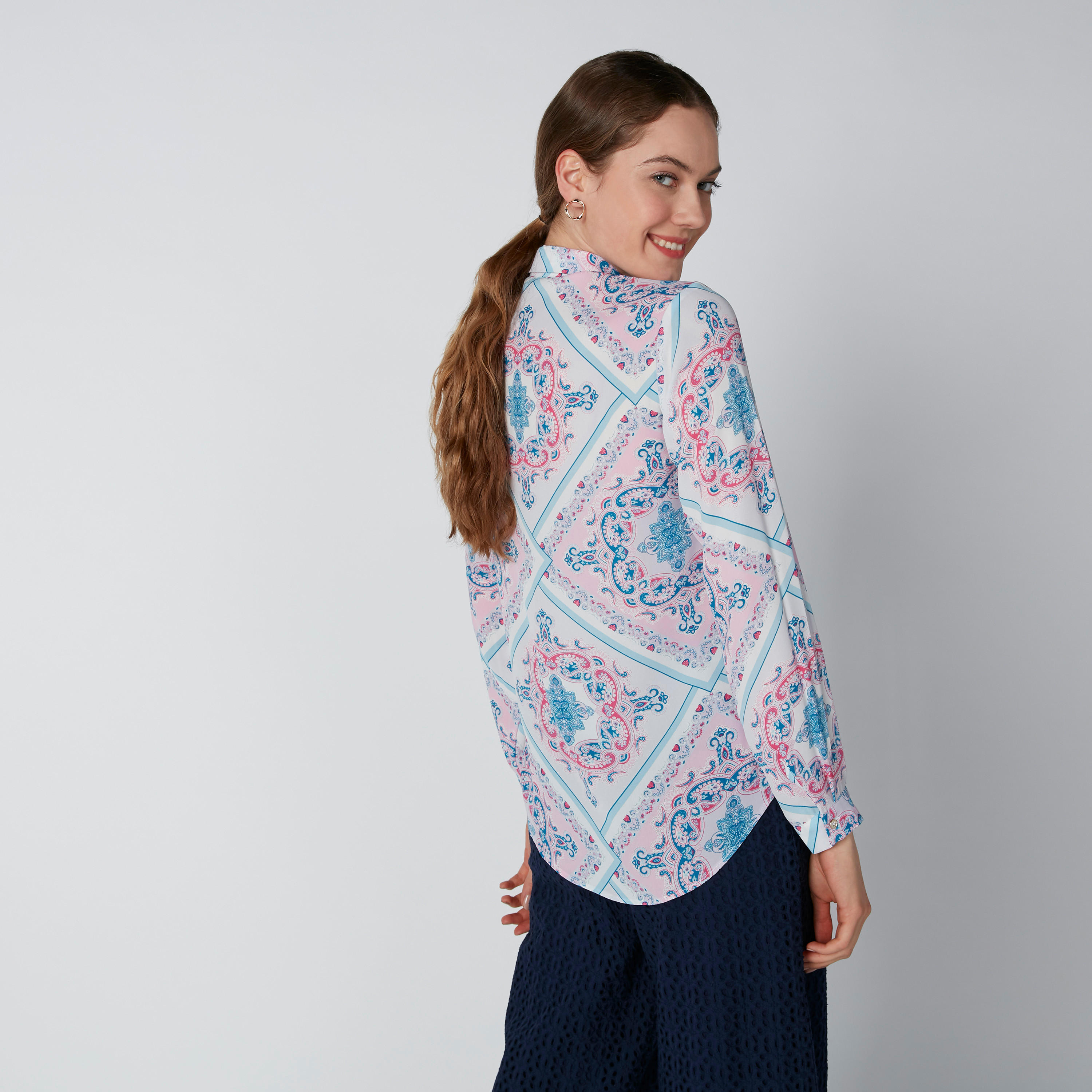 قميص بأكمام طويلة وياقة واسعة وطبعات-women-clothing-shirtsandblouses-shirts-image-4