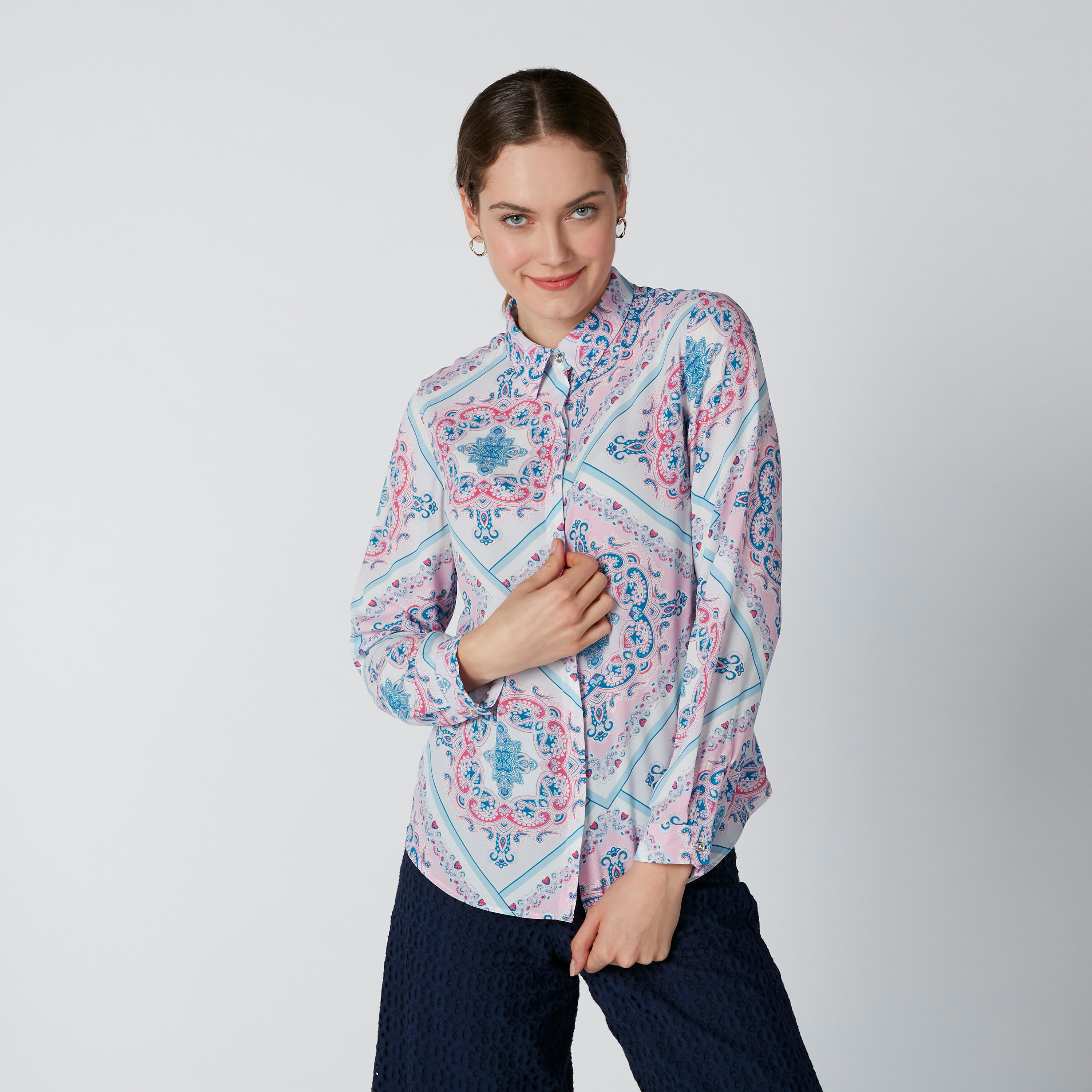 قميص بأكمام طويلة وياقة واسعة وطبعات-women-clothing-shirtsandblouses-shirts-image-3