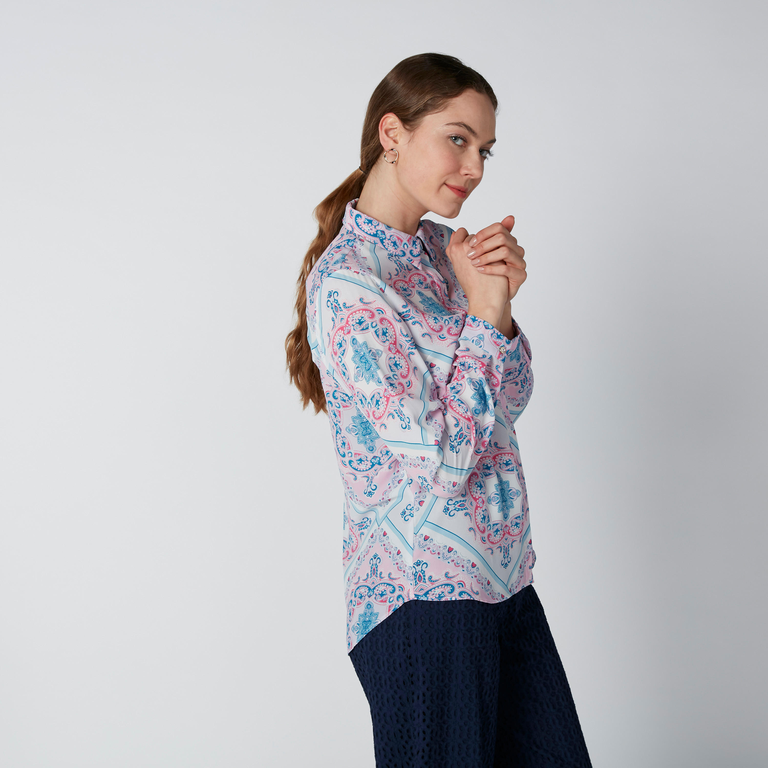 قميص بأكمام طويلة وياقة واسعة وطبعات-women-clothing-shirtsandblouses-shirts-image-2