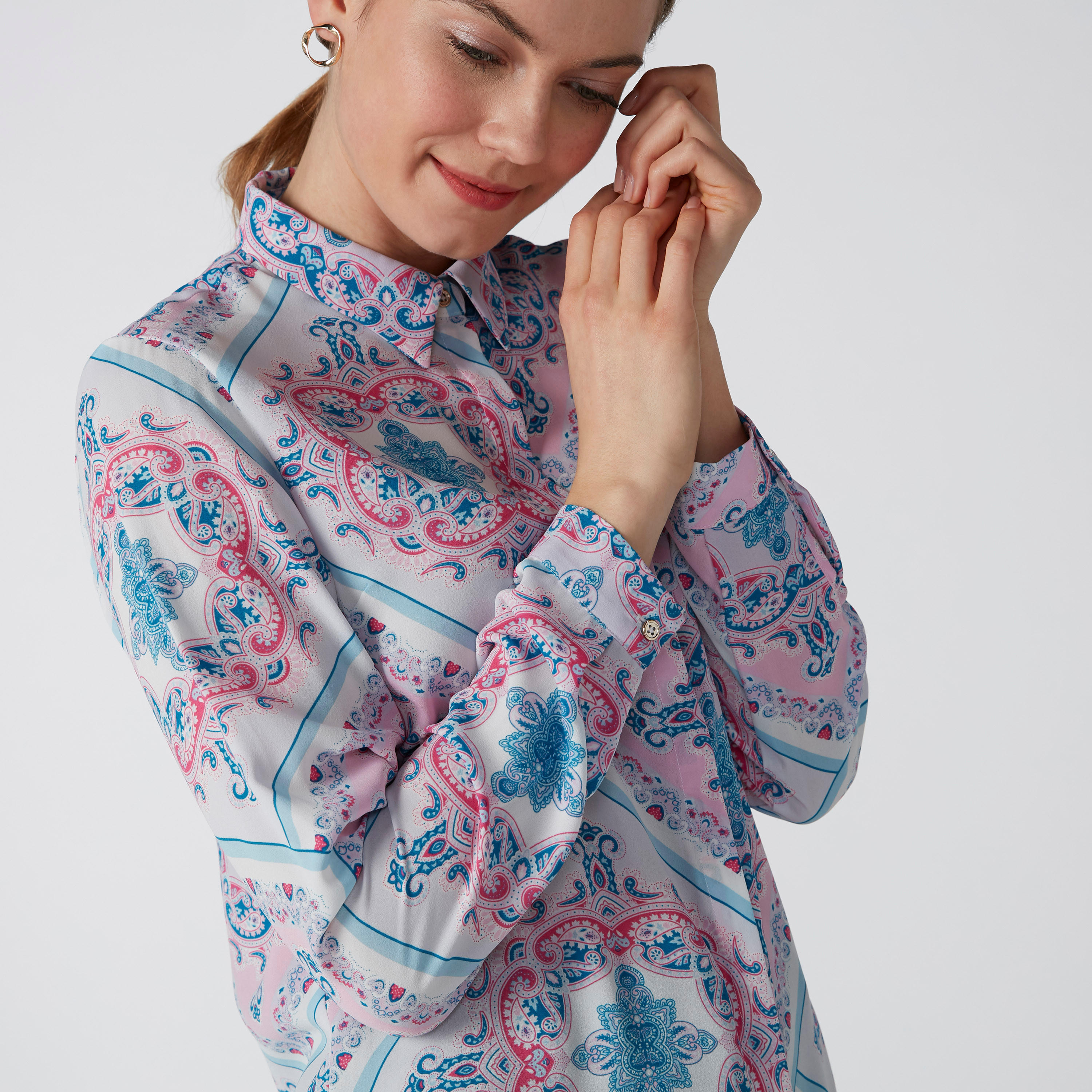 قميص بأكمام طويلة وياقة واسعة وطبعات-women-clothing-shirtsandblouses-shirts-image-1