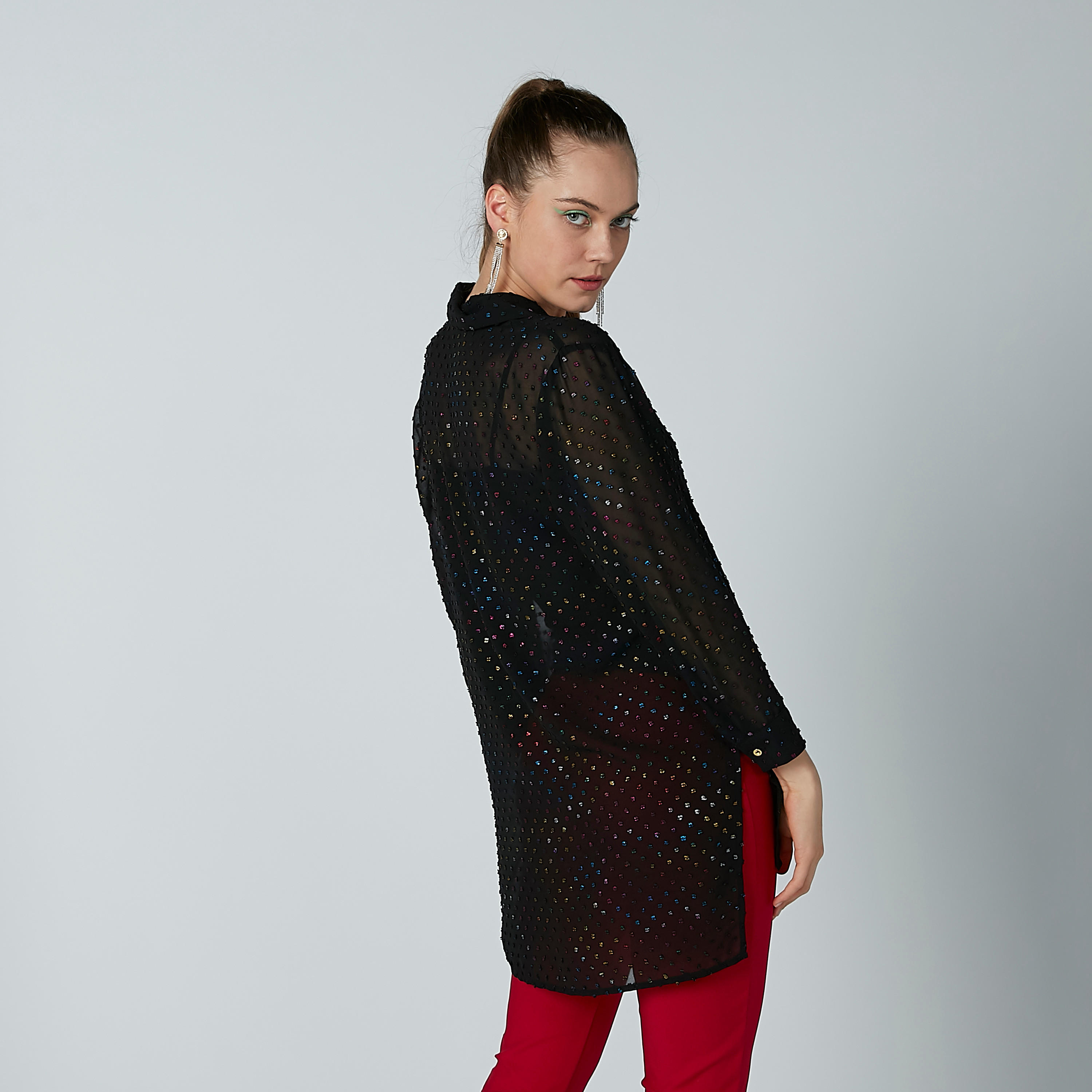 بلوزة مزيّنة بياقة عاديّة وأكمام طويلة-women-clothing-shirtsandblouses-blouses-image-1