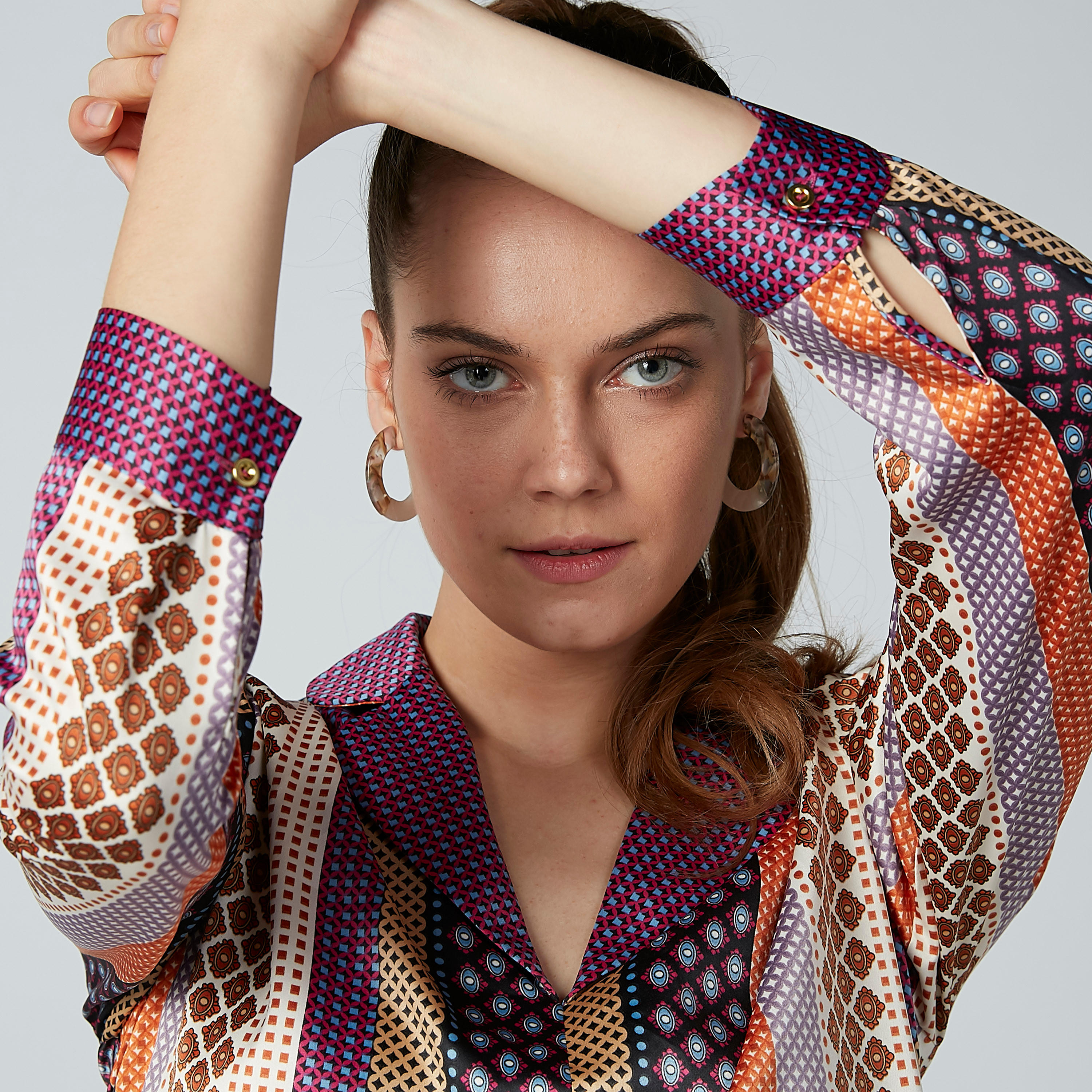 بلوزة بأكمام طويلة وحوّاف غير مستوية وطبعات-women-clothing-shirtsandblouses-blouses-image-4