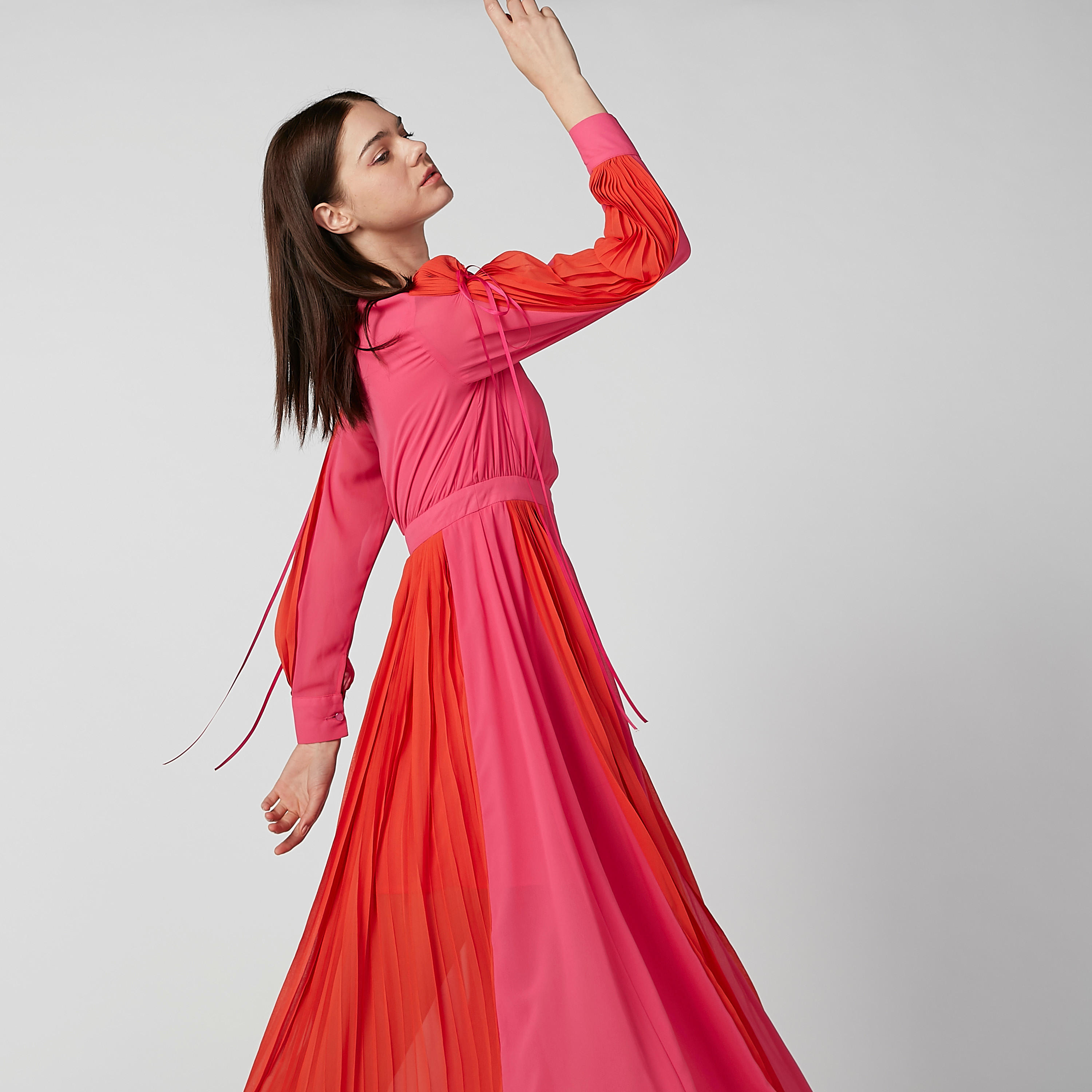 فستان طويل بنمط كتل الألوان بياقة V وأكمام طويلة ورباط-women-clothing-dresses-image-2