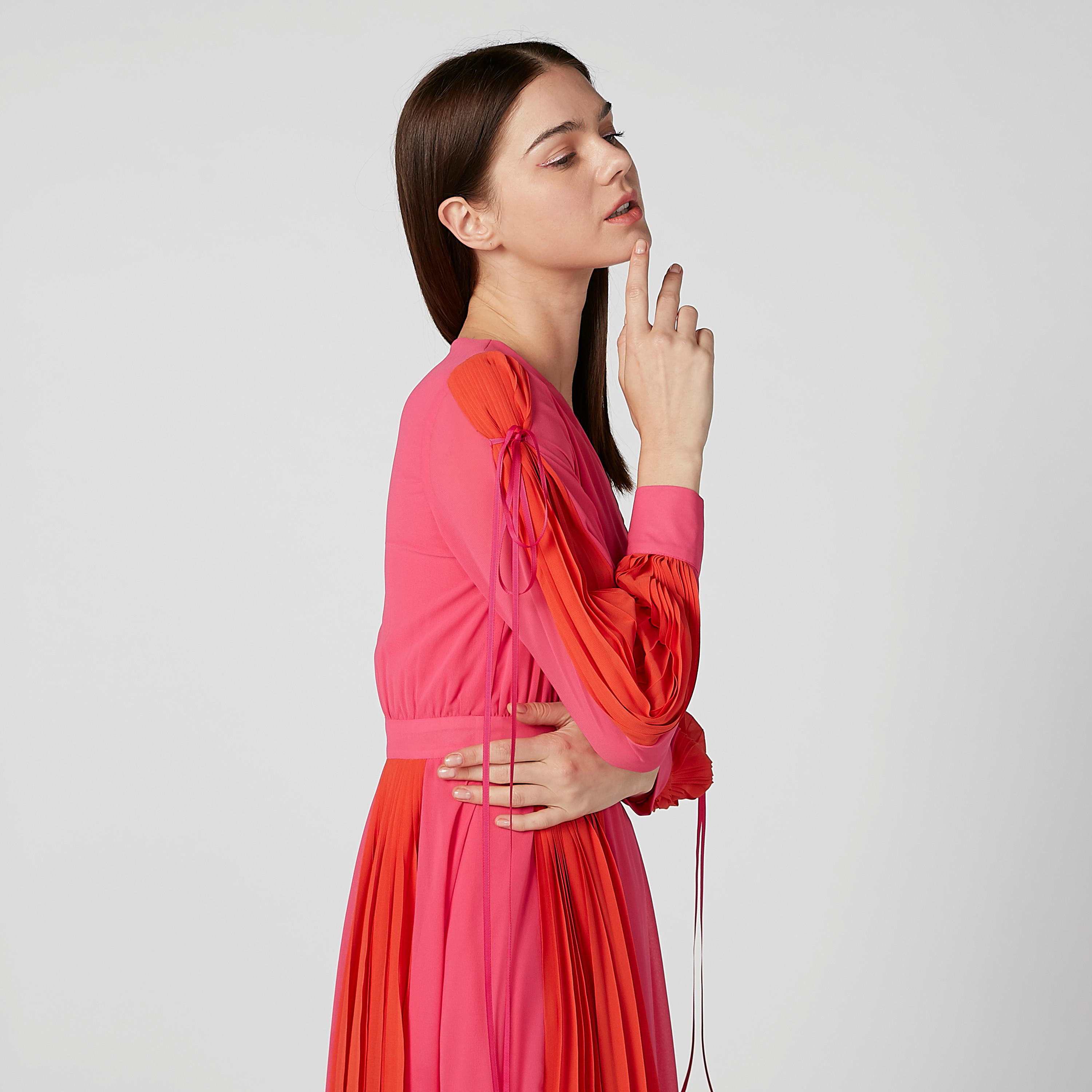 فستان طويل بنمط كتل الألوان بياقة V وأكمام طويلة ورباط-women-clothing-dresses-image-4