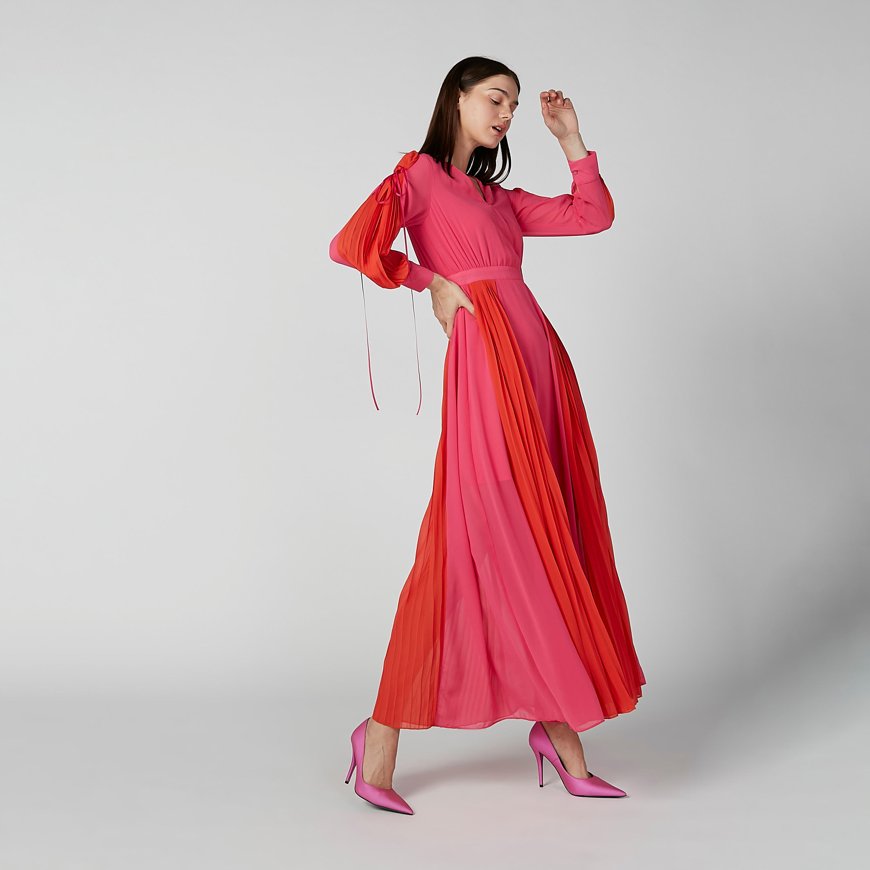 فستان طويل بنمط كتل الألوان بياقة V وأكمام طويلة ورباط-women-clothing-dresses-image-8