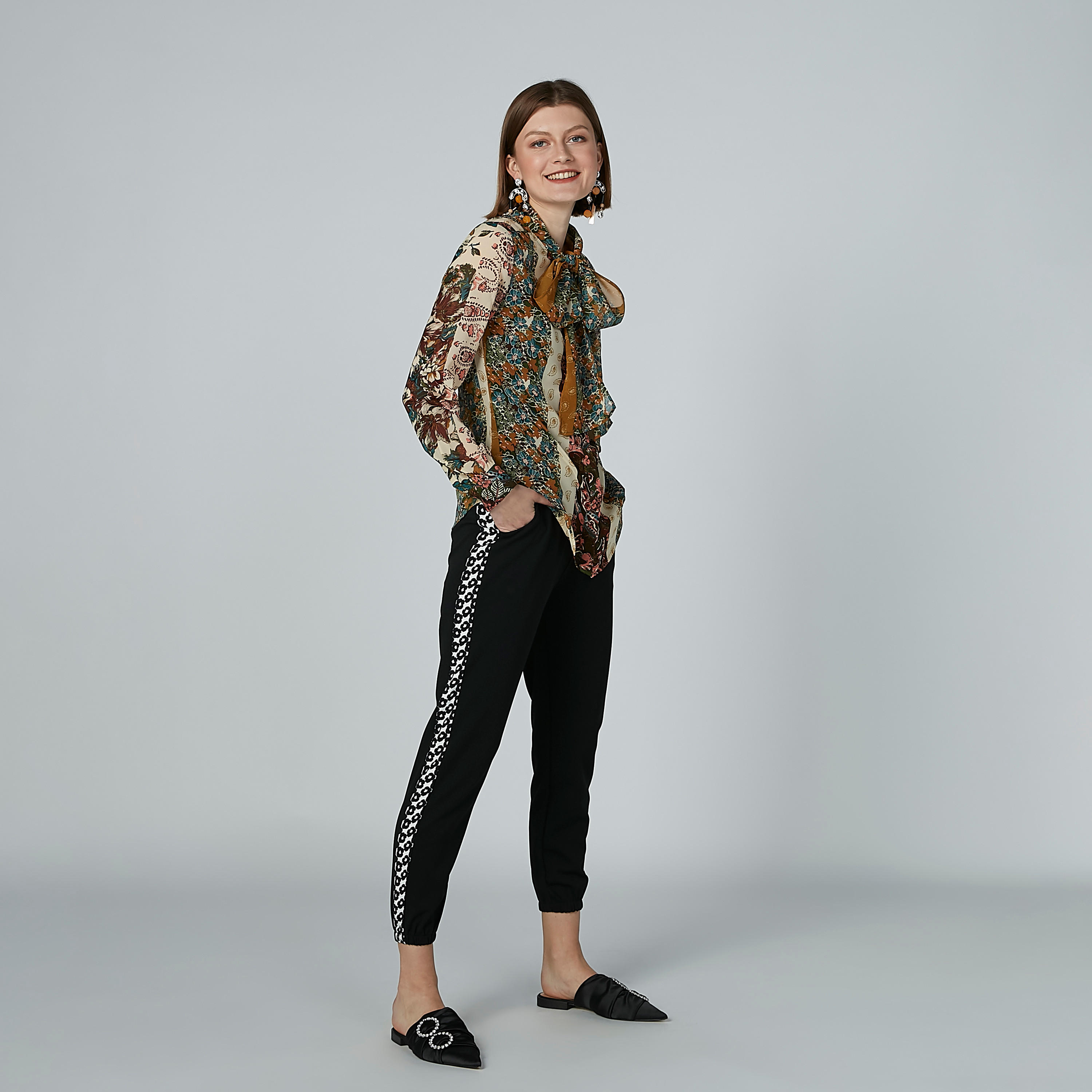 بنطال بخصر مطّاطي وجيوب-women-clothing-bottoms-trousers-image-1