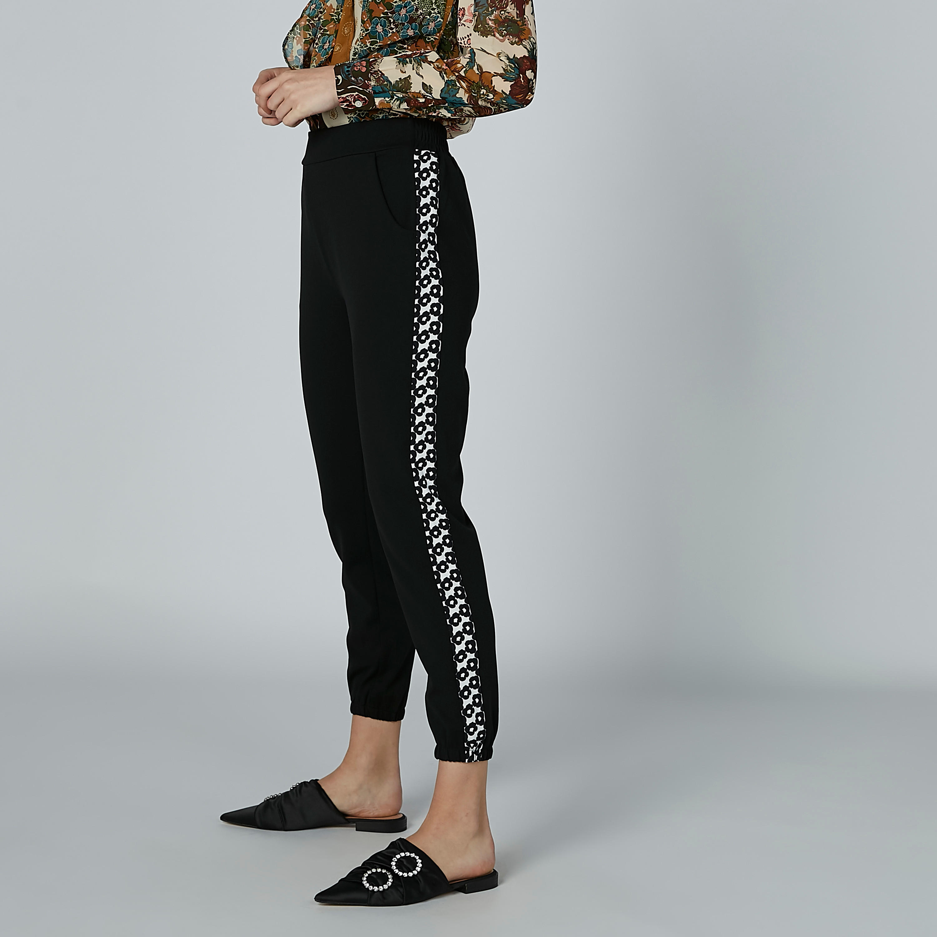 بنطال بخصر مطّاطي وجيوب-women-clothing-bottoms-trousers-image-3