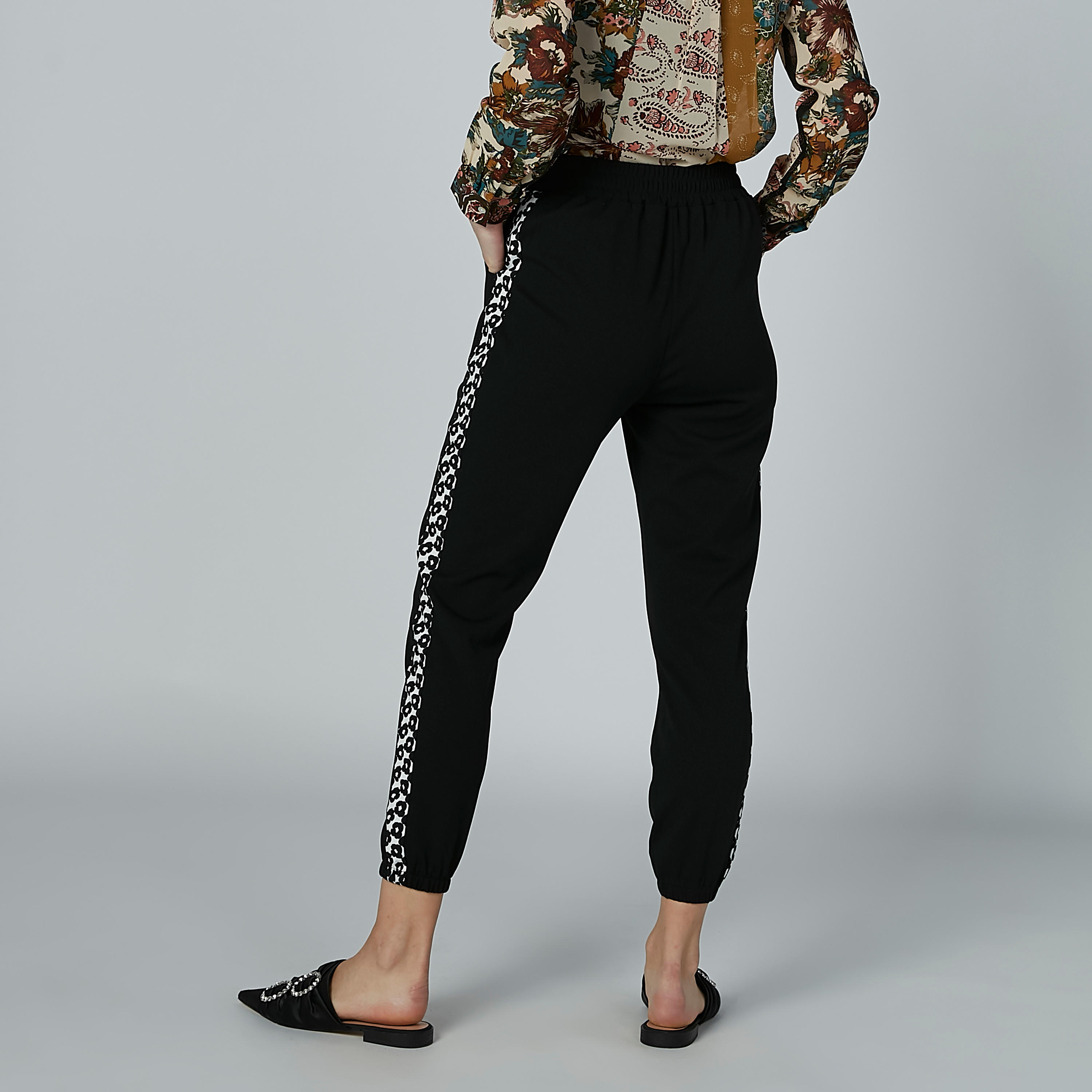 بنطال بخصر مطّاطي وجيوب-women-clothing-bottoms-trousers-image-4