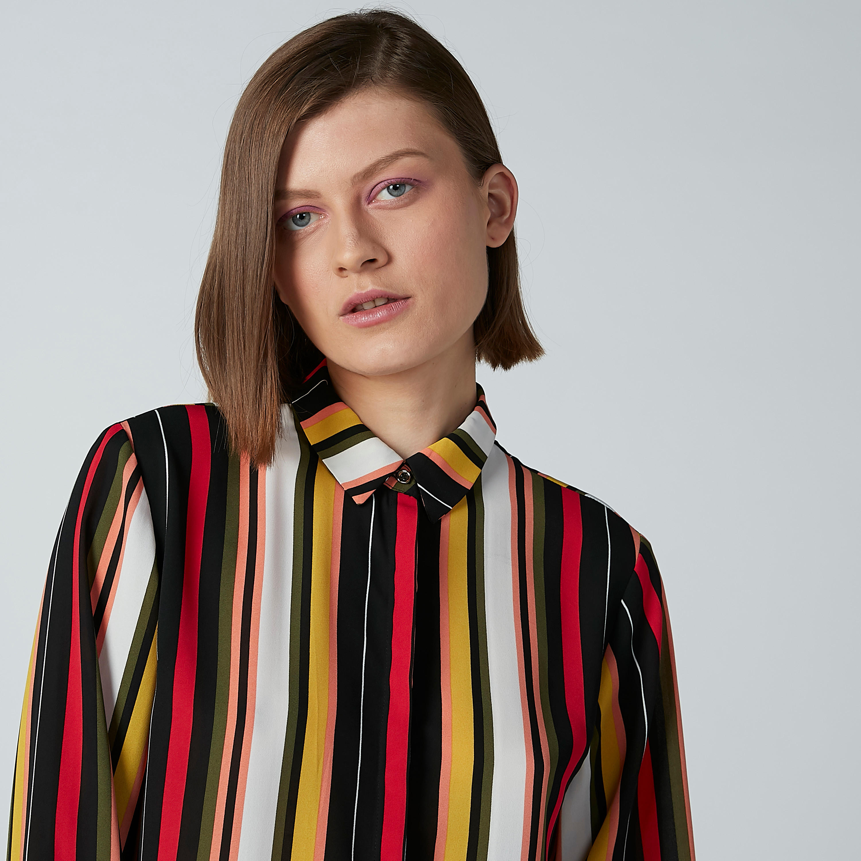 قميص مقلّم بياقة واسعة وأكمام طويلة-women-clothing-shirtsandblouses-shirts-image-1