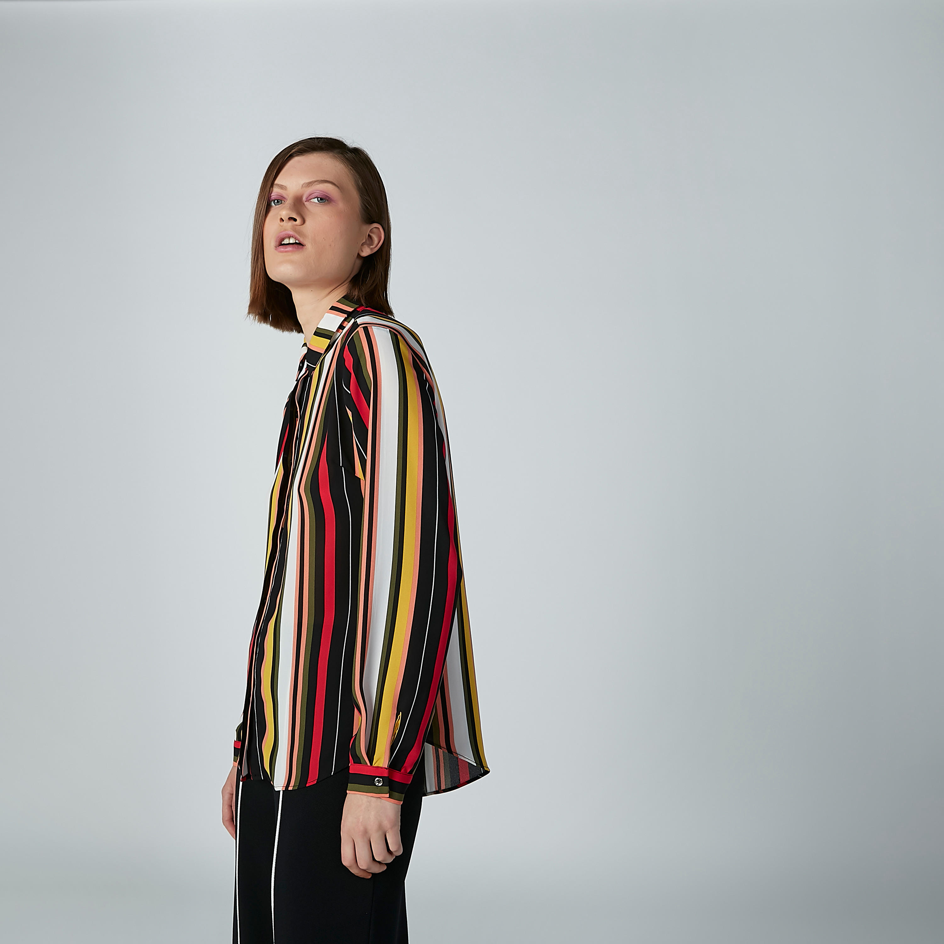 قميص مقلّم بياقة واسعة وأكمام طويلة-women-clothing-shirtsandblouses-shirts-image-2
