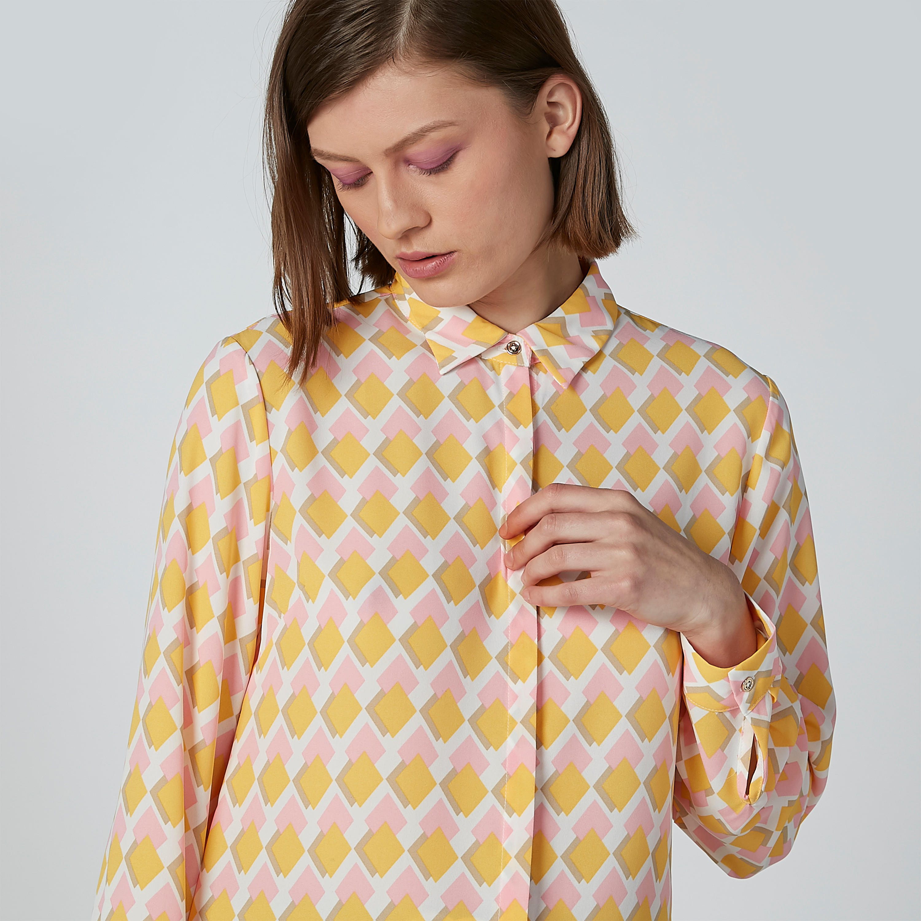 قميص بأكمام طويلة وأزرار غير مرئية وطبعات-women-clothing-shirtsandblouses-shirts-image-2