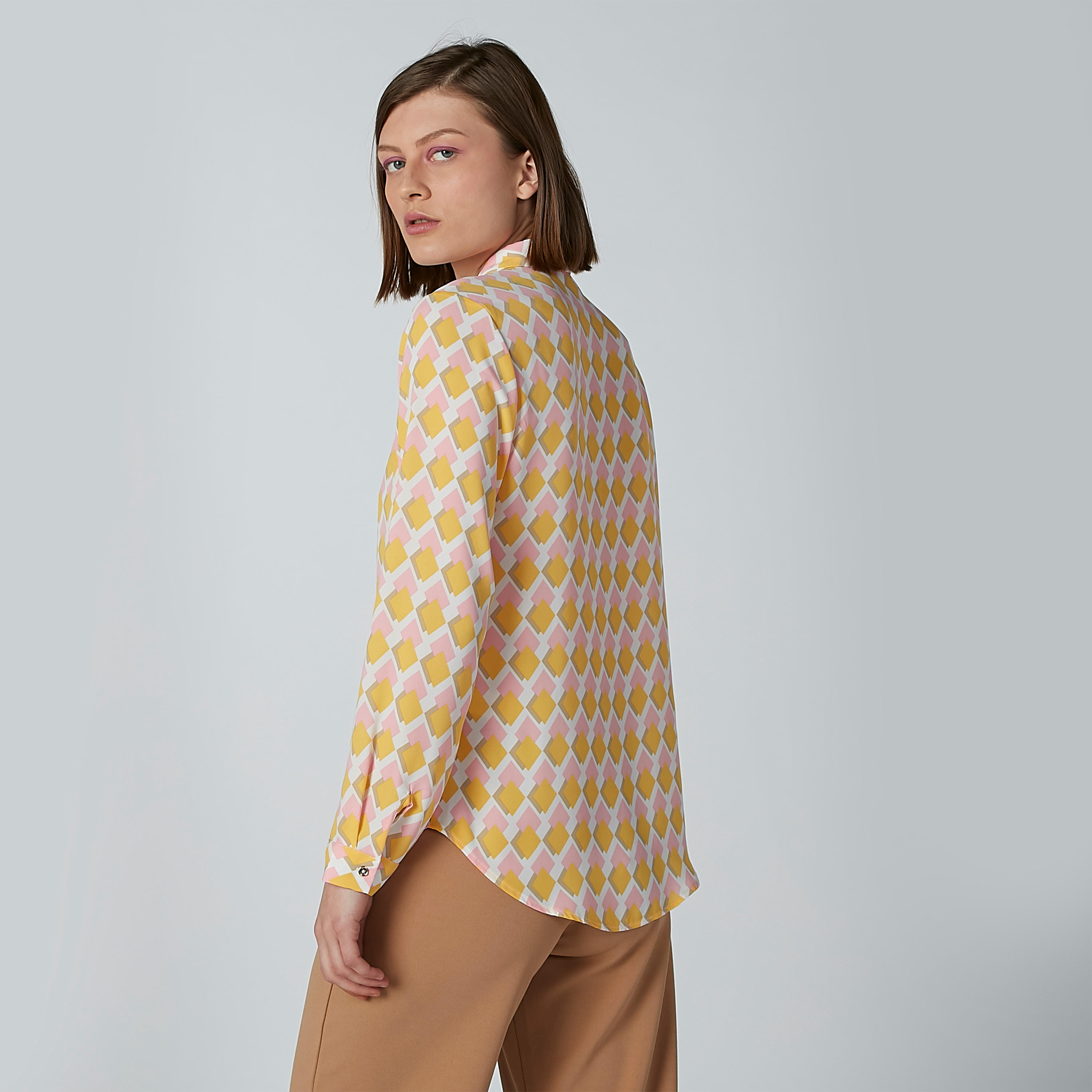 قميص بأكمام طويلة وأزرار غير مرئية وطبعات-women-clothing-shirtsandblouses-shirts-image-4