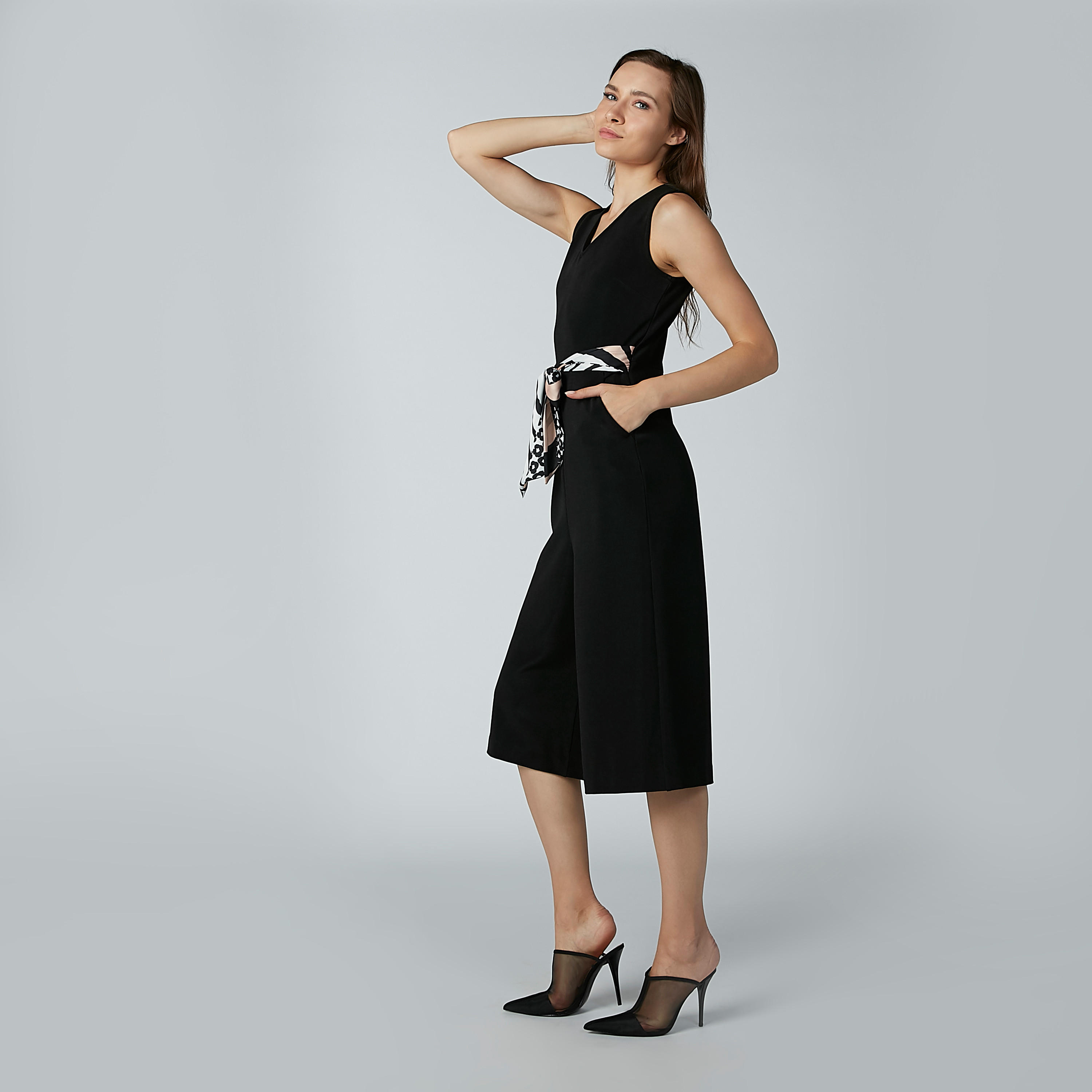 أفرول دون أكمام سادة بياقة V وجيوب-women-clothing-jumpsuits-image-2