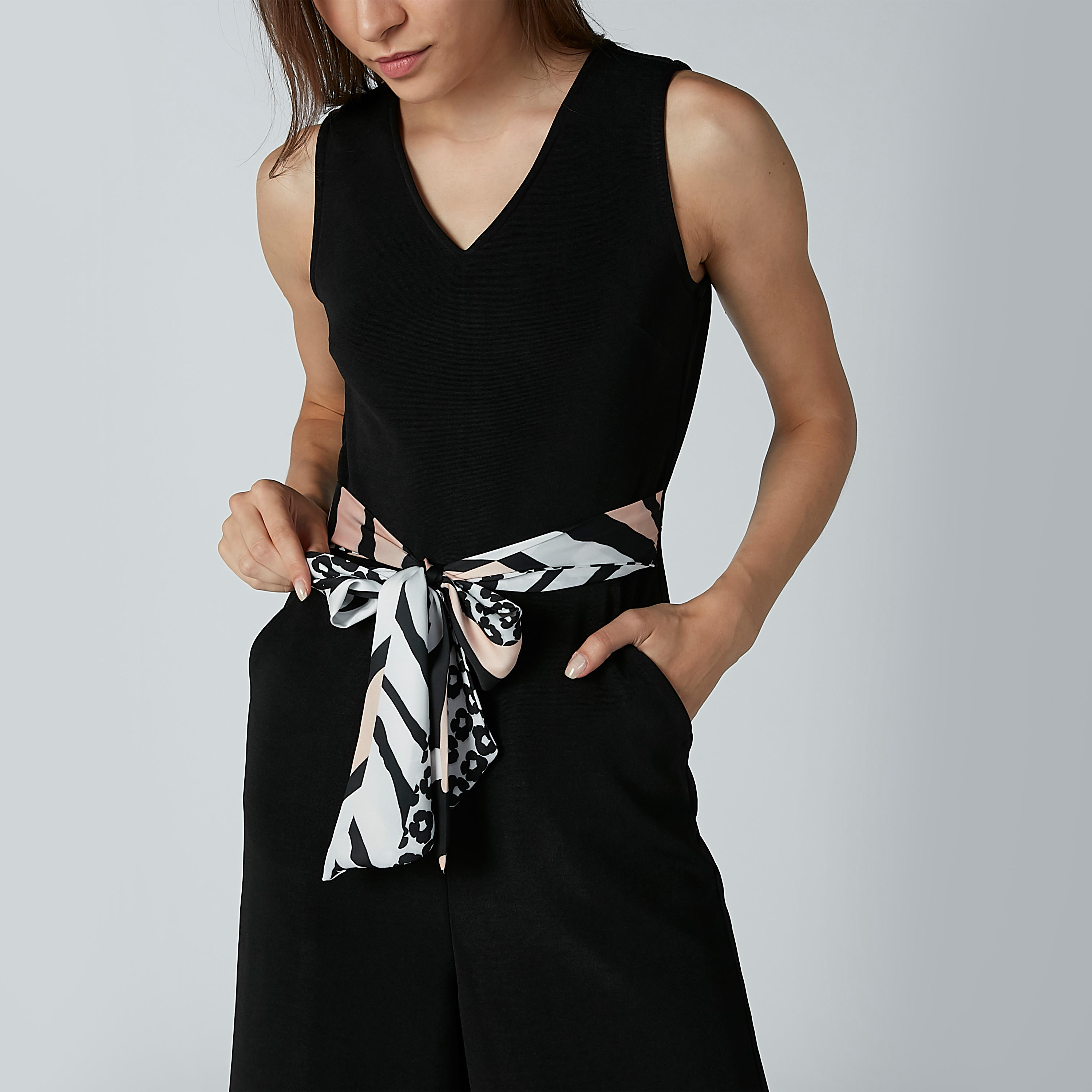 أفرول دون أكمام سادة بياقة V وجيوب-women-clothing-jumpsuits-image-3
