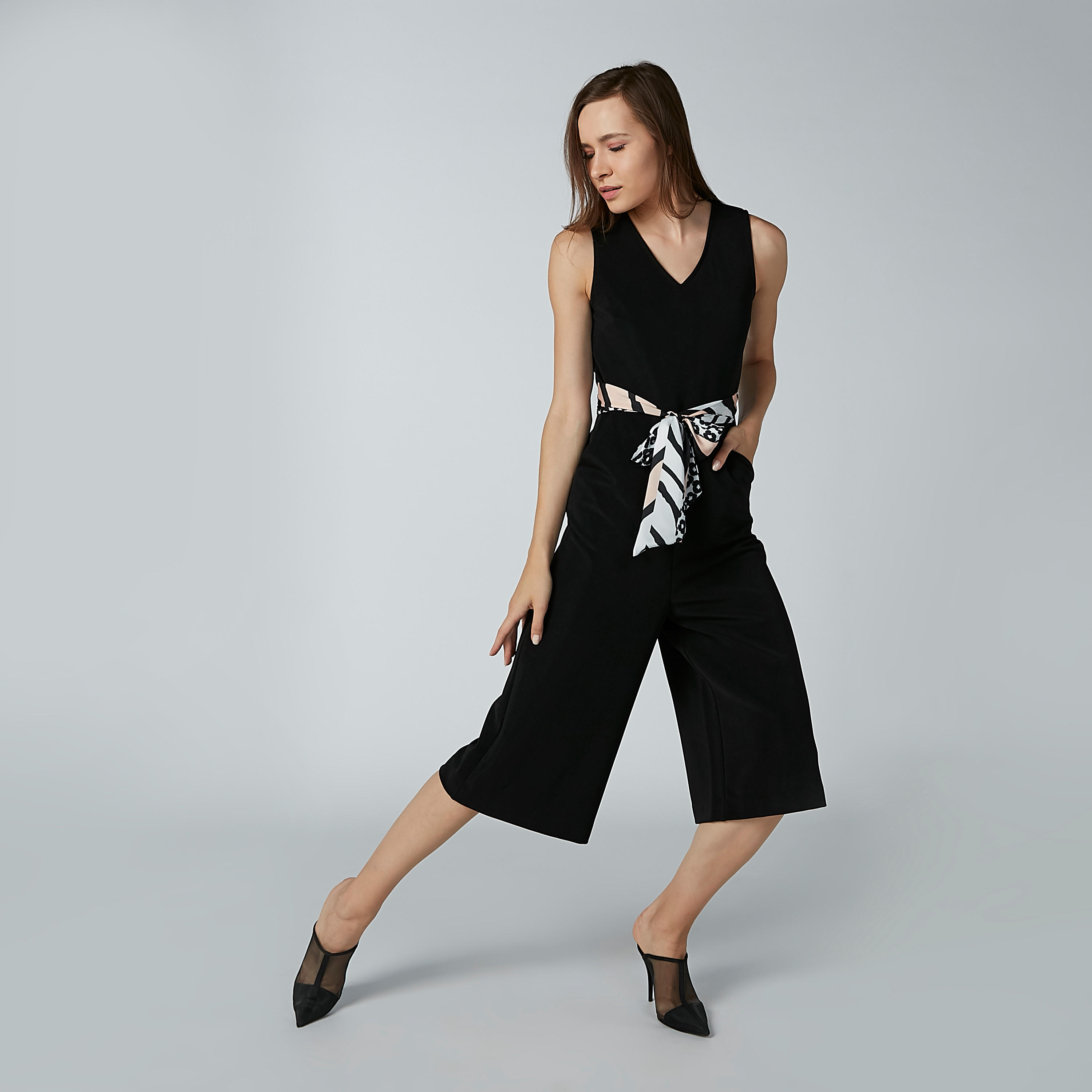 أفرول دون أكمام سادة بياقة V وجيوب-women-clothing-jumpsuits-image-4