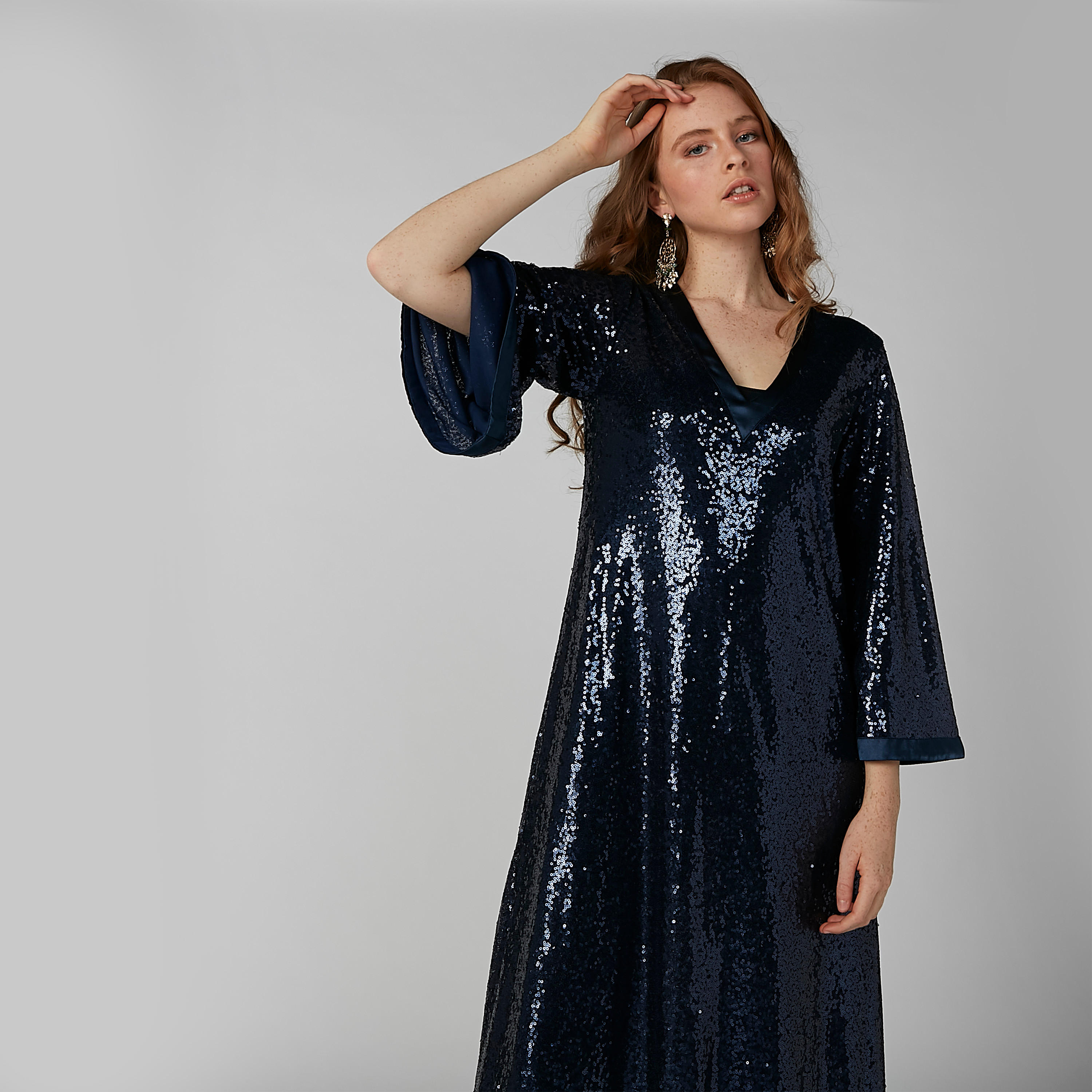فستان إيه لاين طويل مزيّن بياقة V وأكمام طويلة-women-clothing-dresses-image-2