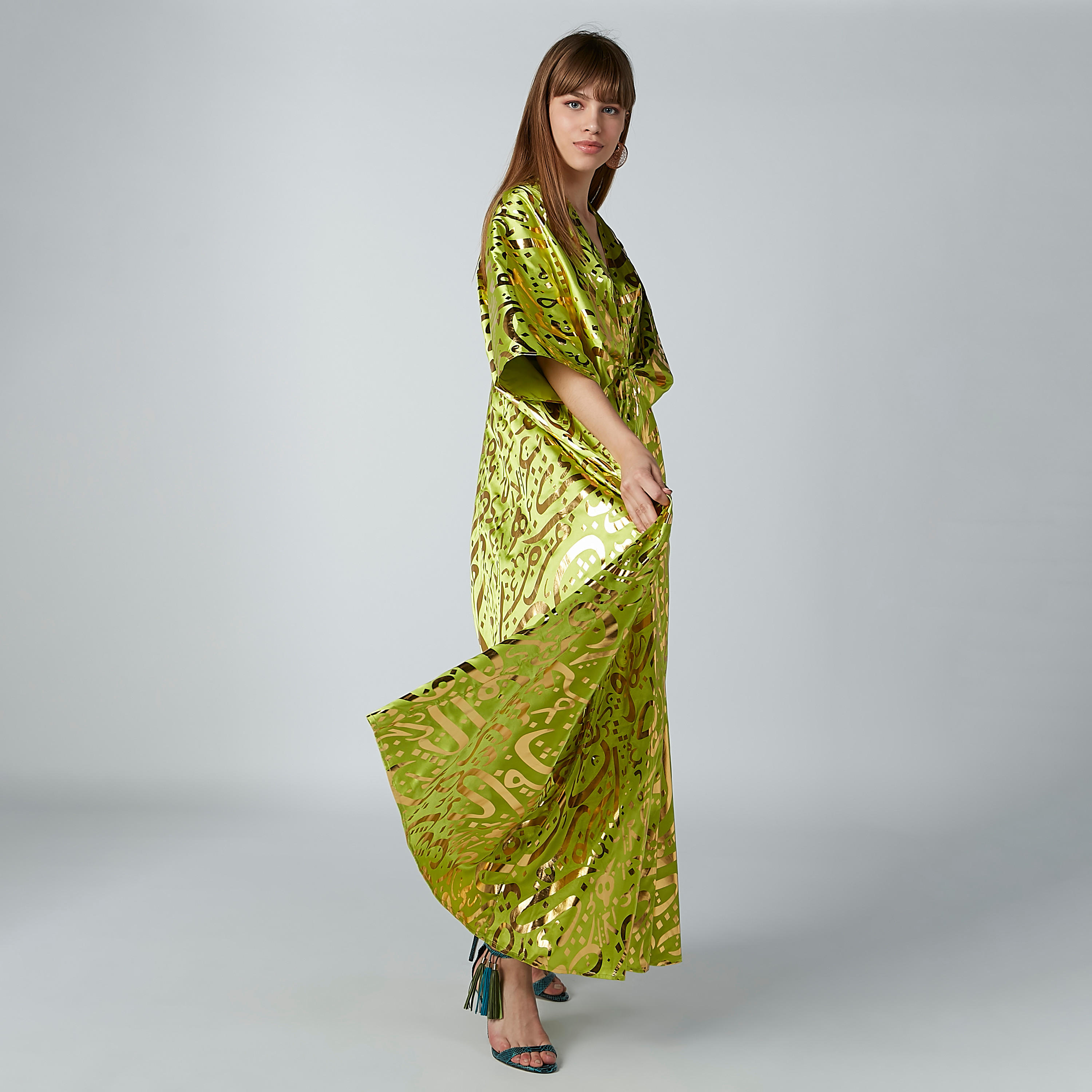 فستان طويل بياقة V وأكمام واسعة وطبعات-women-clothing-dresses-image-5