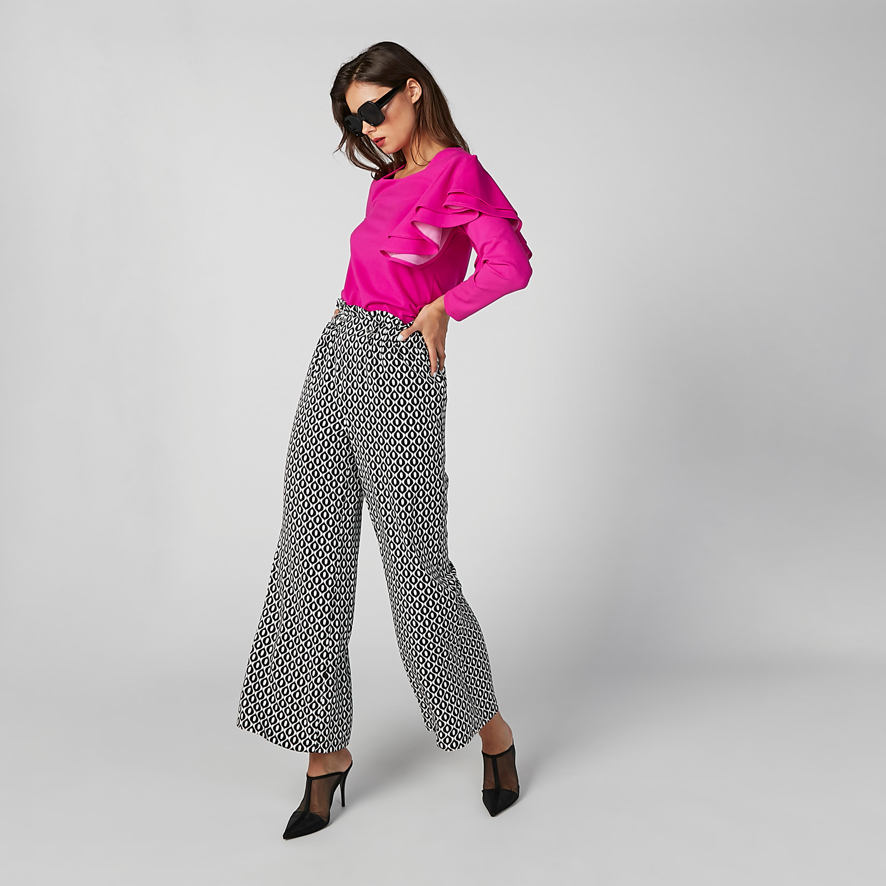 بلوزة مستدامة سادة بأكمام طويلة وتفاصيل كشكش-women-clothing-shirtsandblouses-blouses-image-3