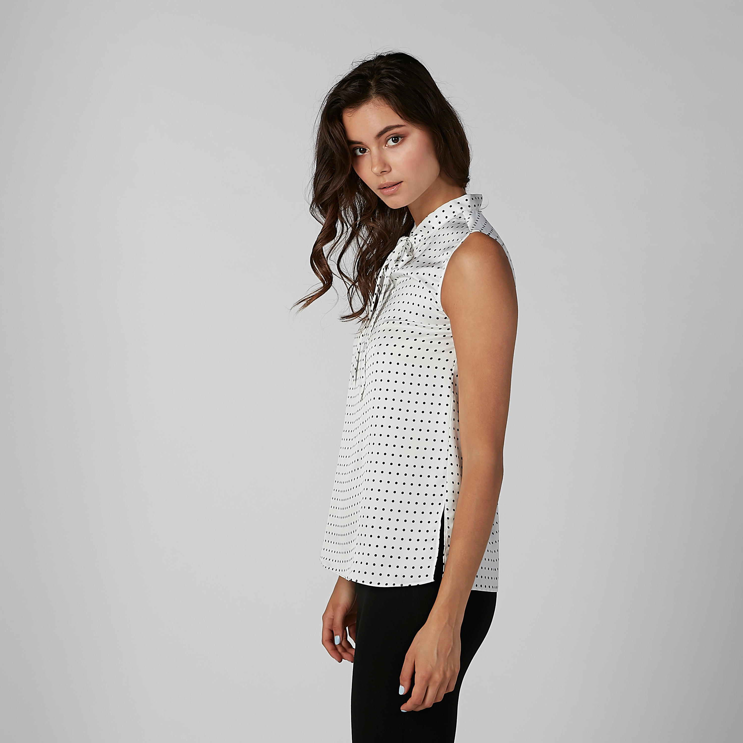 بلوزة مستدامة دون أكمام مزيّنة بفيونكة منقطة -women-clothing-shirtsandblouses-blouses-image-1