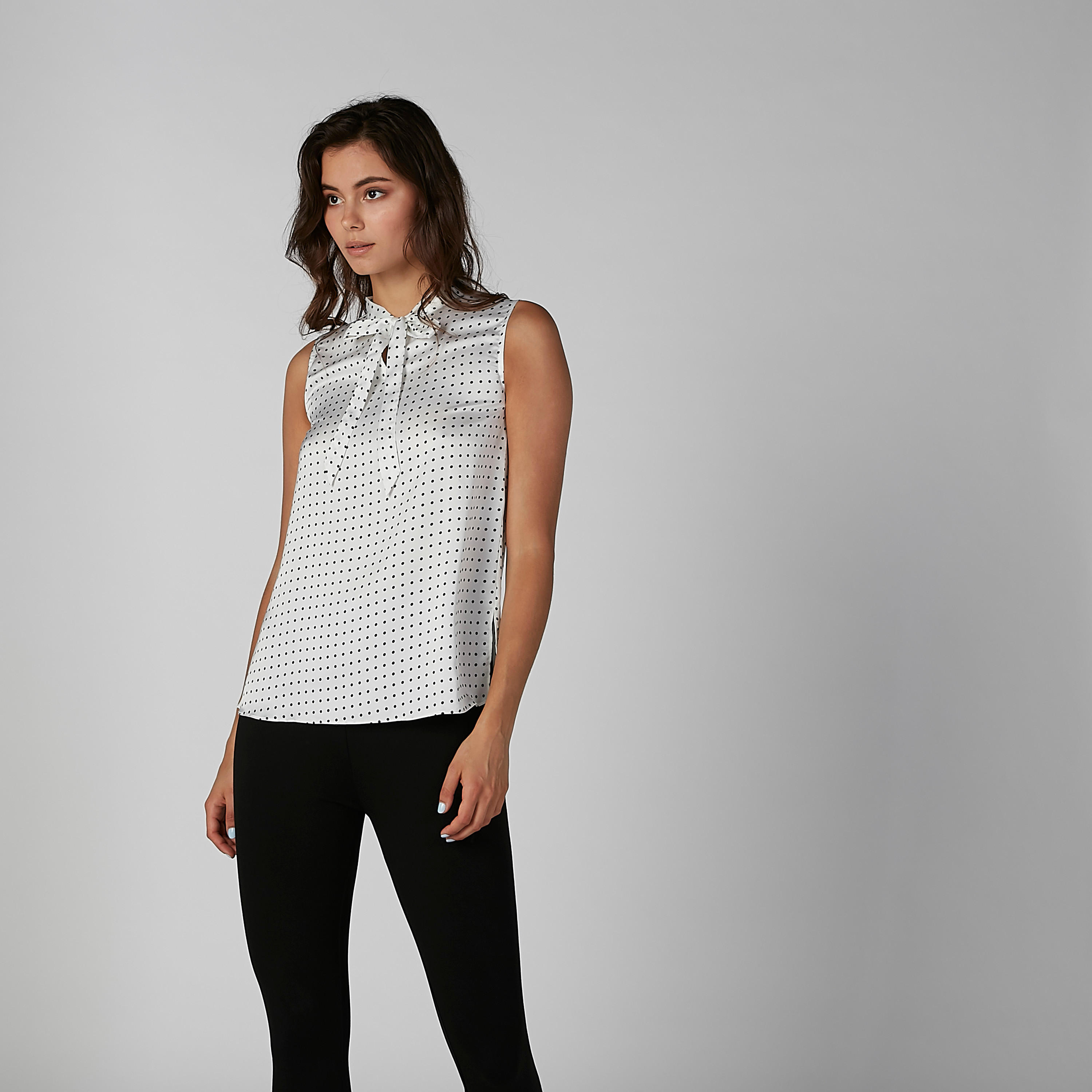 بلوزة مستدامة دون أكمام مزيّنة بفيونكة منقطة -women-clothing-shirtsandblouses-blouses-image-2