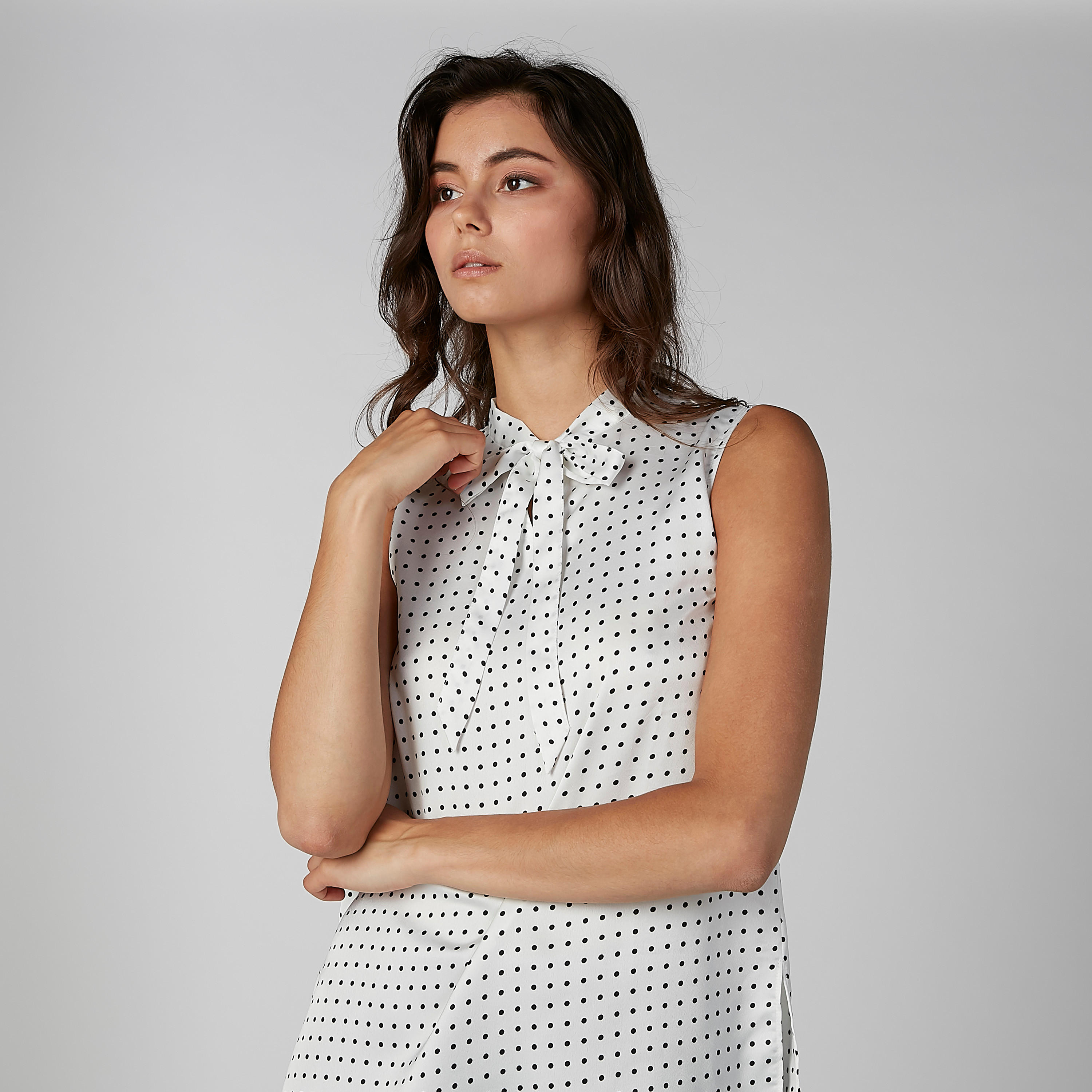 بلوزة مستدامة دون أكمام مزيّنة بفيونكة منقطة -women-clothing-shirtsandblouses-blouses-image-3