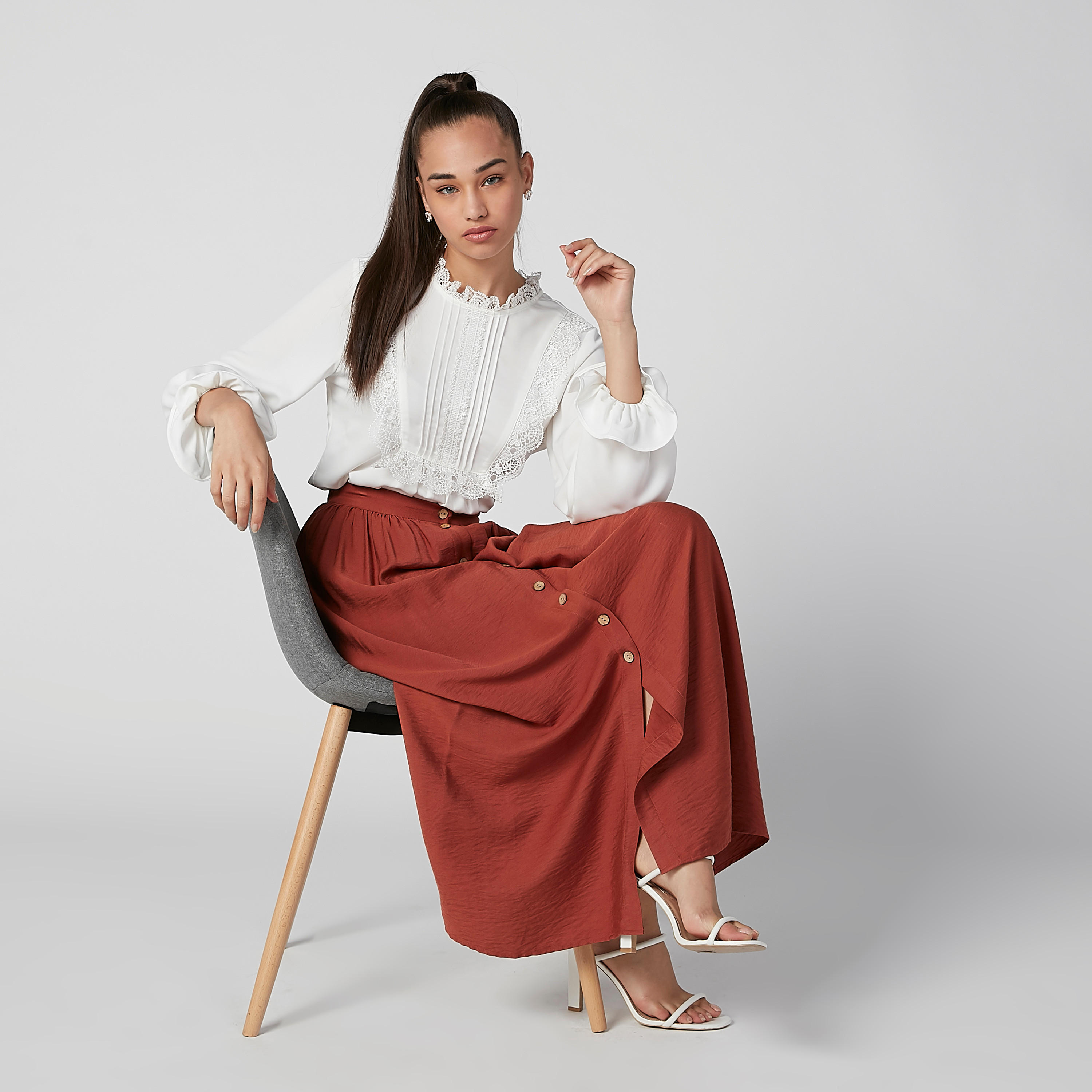 بلوزة مستدامة بارزة الملمس بياقة عالية وأكمام واسعة -women-clothing-shirtsandblouses-blouses-image-2