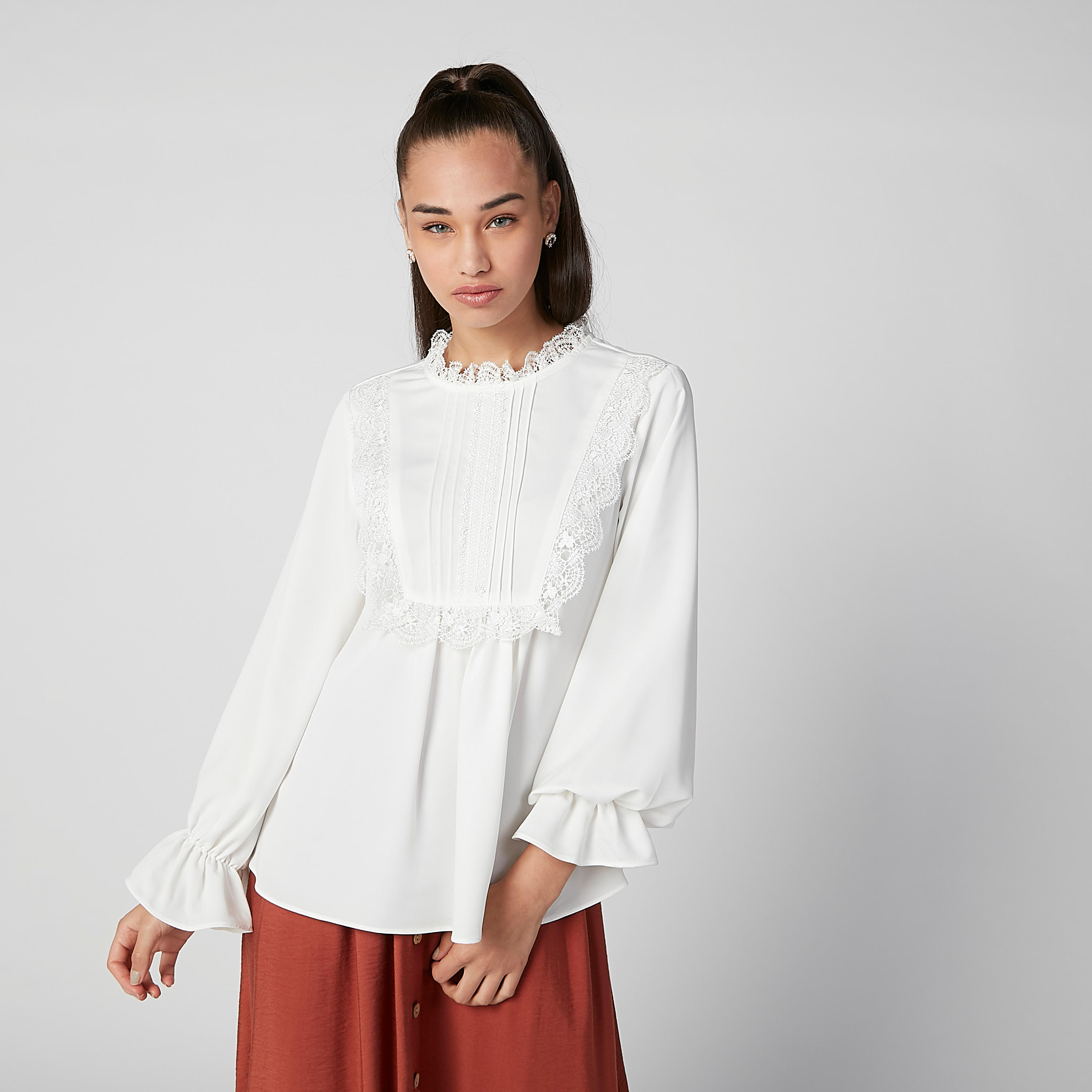 بلوزة مستدامة بارزة الملمس بياقة عالية وأكمام واسعة -women-clothing-shirtsandblouses-blouses-image-1