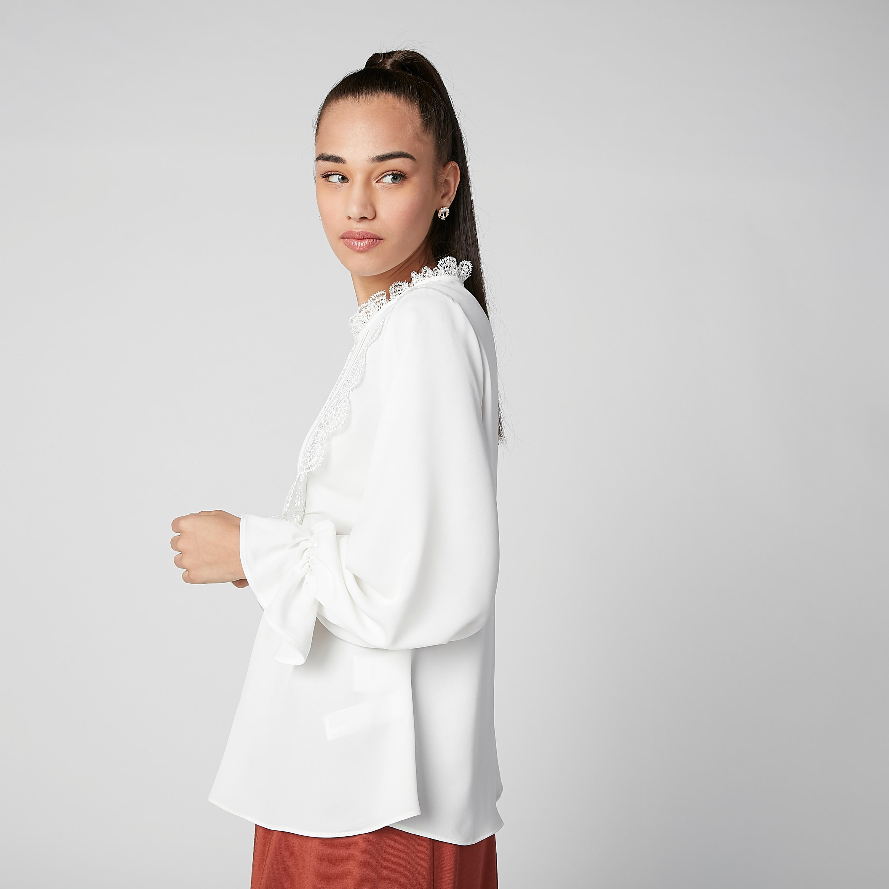 بلوزة مستدامة بارزة الملمس بياقة عالية وأكمام واسعة -women-clothing-shirtsandblouses-blouses-image-4