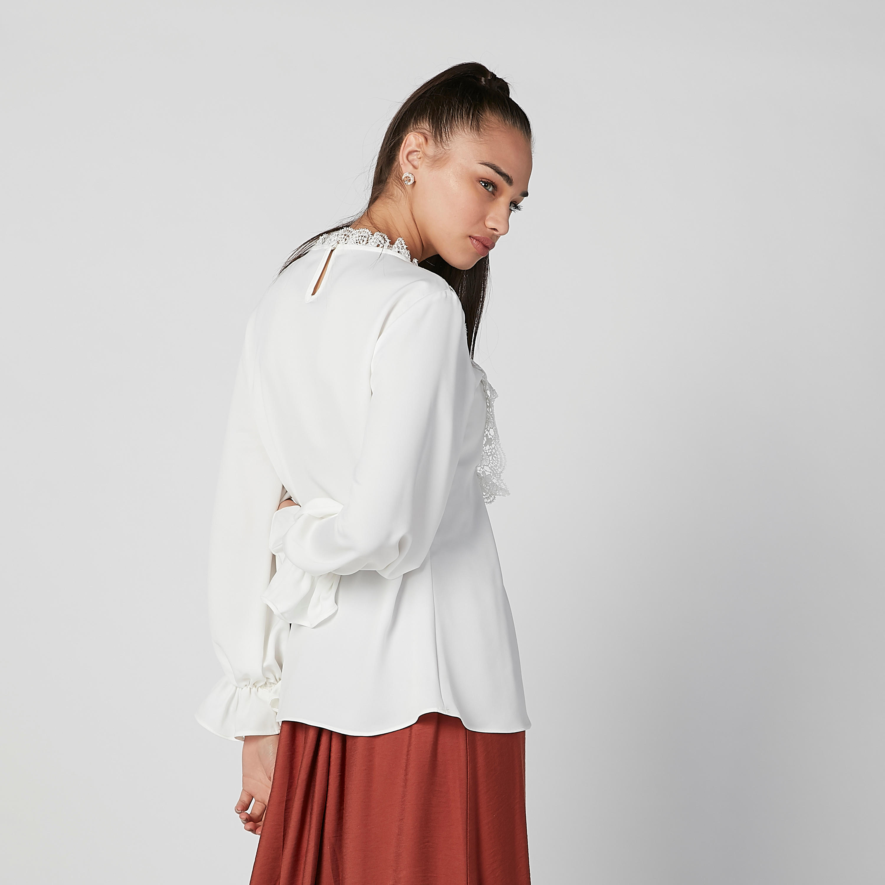 بلوزة مستدامة بارزة الملمس بياقة عالية وأكمام واسعة -women-clothing-shirtsandblouses-blouses-image-6